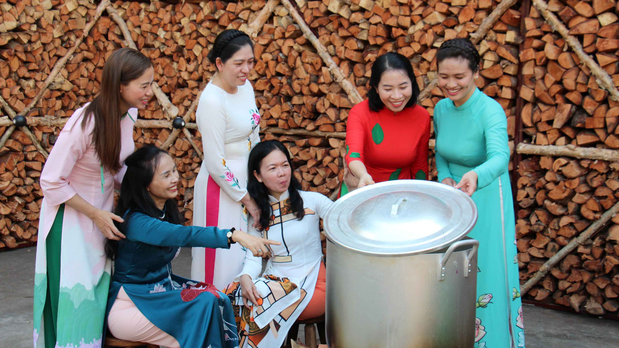 Nhóm bạn (ngụ quận 3, Thành phố Hồ Chí Minh) cho biết: “Năm nay phố ông đồ nhộn nhịp hơn năm ngoái, trang trí cũng công phu hơn, đẹp hơn. Tới đây, ai cũng cảm nhận được không khí ngày Tết rộn ràng, tươi vui và mong ước có một năm Giáp Thìn thật hạnh phúc bên gia đình".