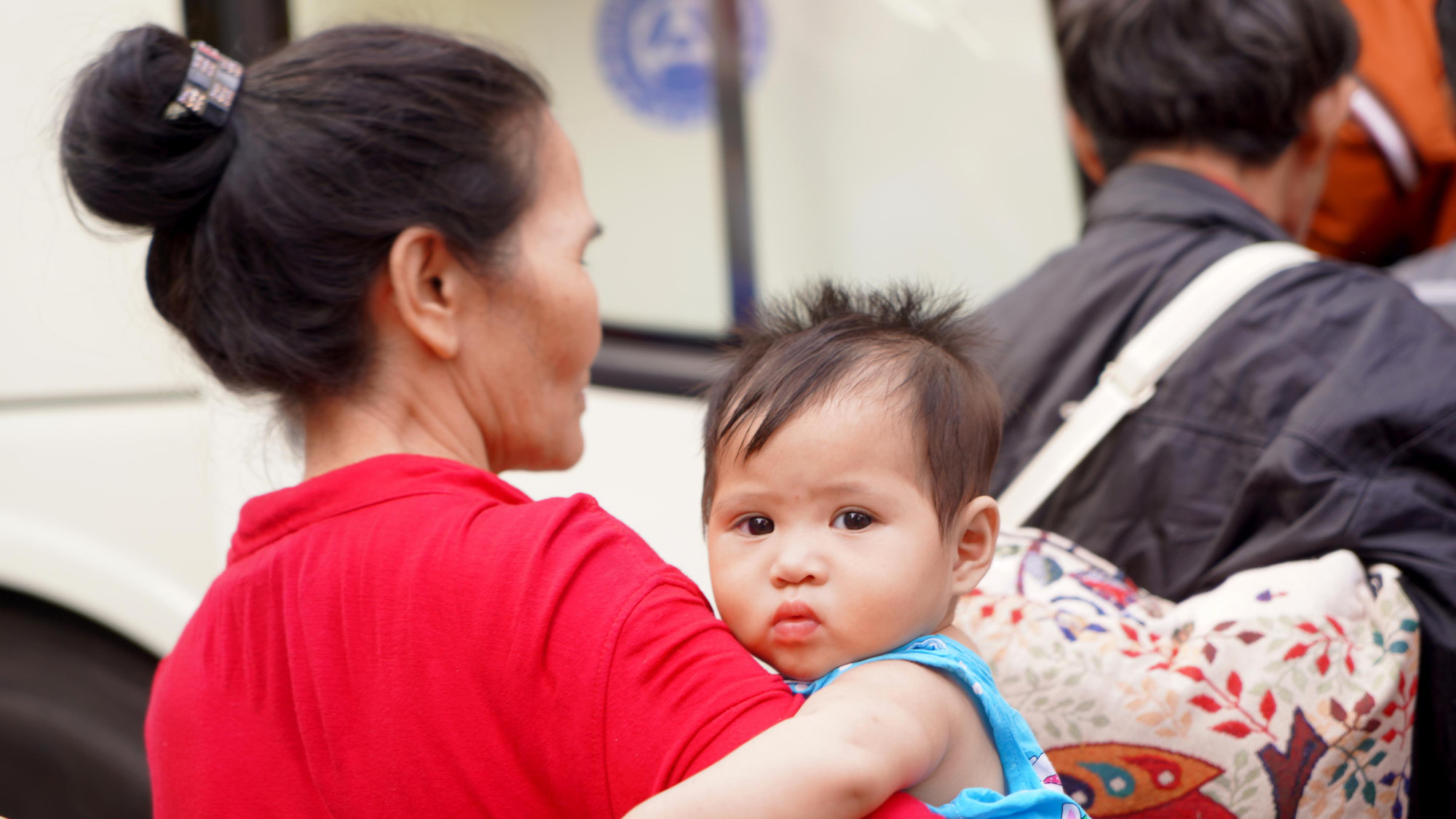 Nhiều em nhỏ theo cha mẹ về quê đón Tết.