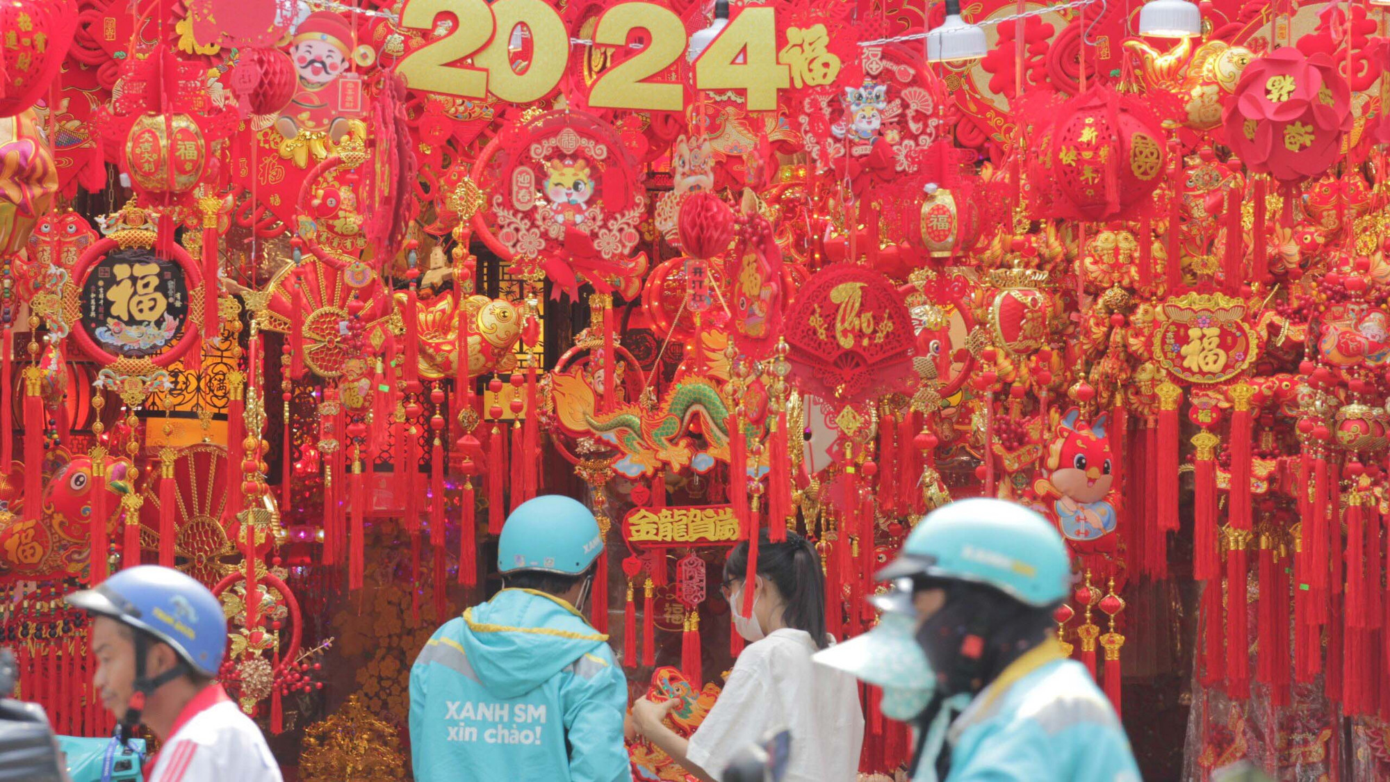 Đường Hải Thượng Lãn Ông là một trong những địa điểm bán đồ trang trí Tết nhiều nhất ở Thành phố Hồ Chí Minh. Hàng năm, mỗi độ Tết đến xuân về, con đường này ngập trong sắc đỏ, người mua kẻ bán tấp nập.