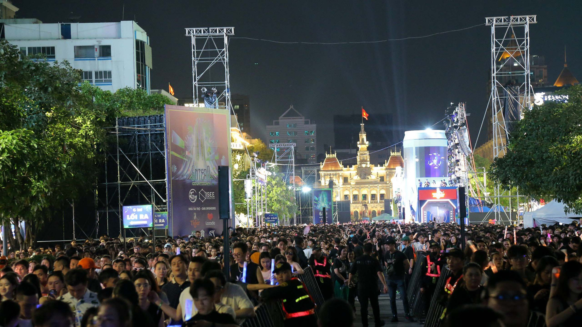 Từ 7 giờ 30 phút tối 31/12/2023, hàng nghìn người dân đã tập trung tại khu vực phố đi bộ Nguyễn Huệ, quận 1 chờ đón xem các chương trình nghệ thuật chào năm mới 2024.