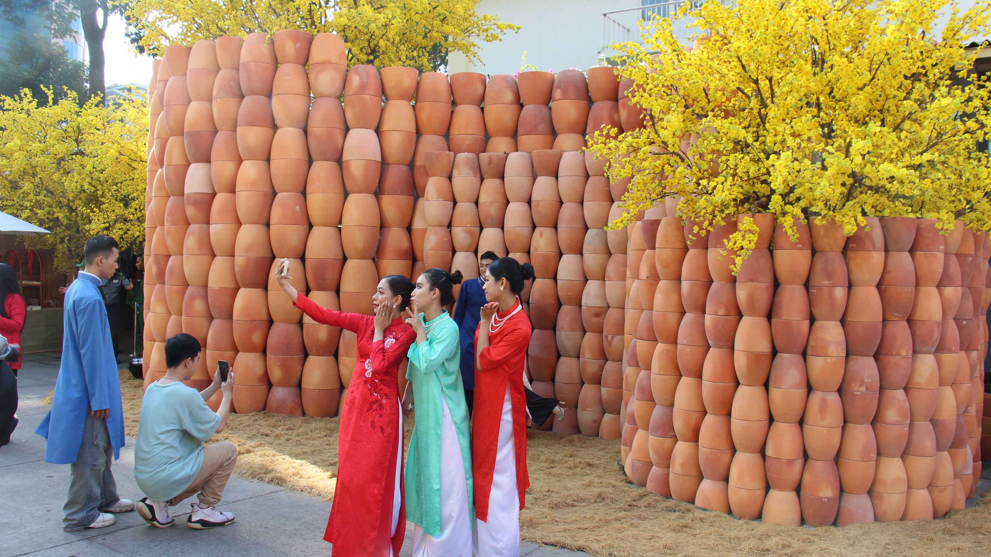 Những tà áo dài đủ màu xuất hiện khắp các góc phố xung quanh khu vực phố ông đồ.