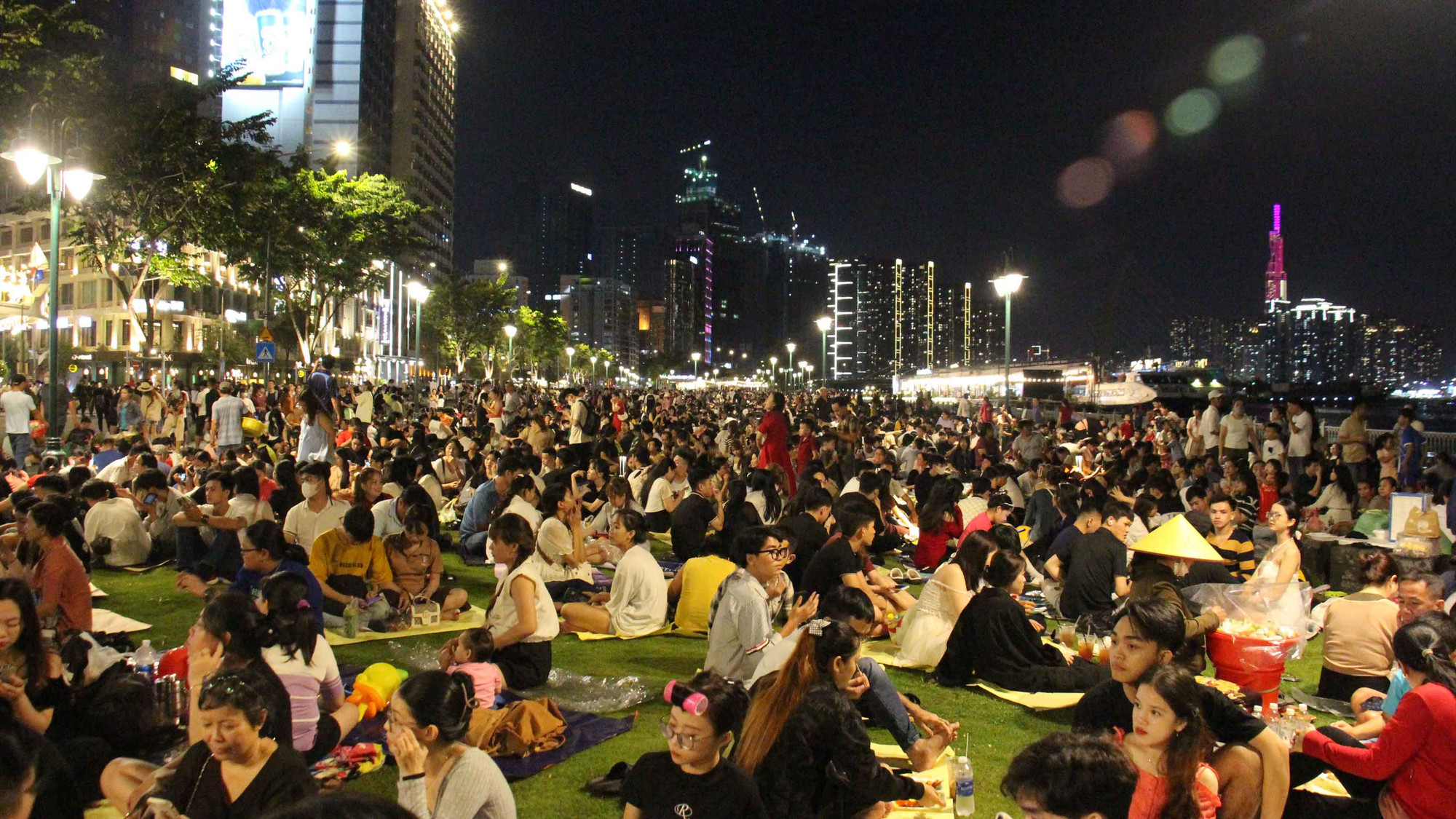 Công viên càng lúc càng đông người chờ đón thưởng thức chương trình bắn pháo hoa nghệ thuật chào đón năm mới 2024.