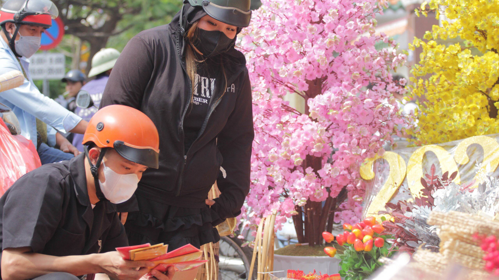 Tại thời điểm cận kề Tết Nguyên đán, nhu cầu mua sắm của người dân tăng cao, vì vậy, đường Hải Thượng Lãn Ông luôn tấp nập hình ảnh người mua, người bán.