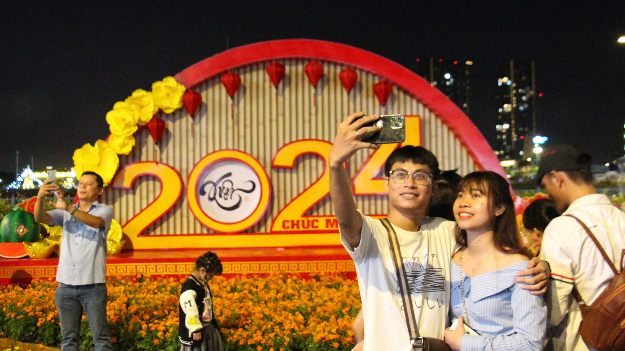 Đông đảo người dân chủ yếu là các bạn trẻ chờ màn Countdown đếm ngược chào đón năm mới tại phố đi bộ Nguyễn Huệ.