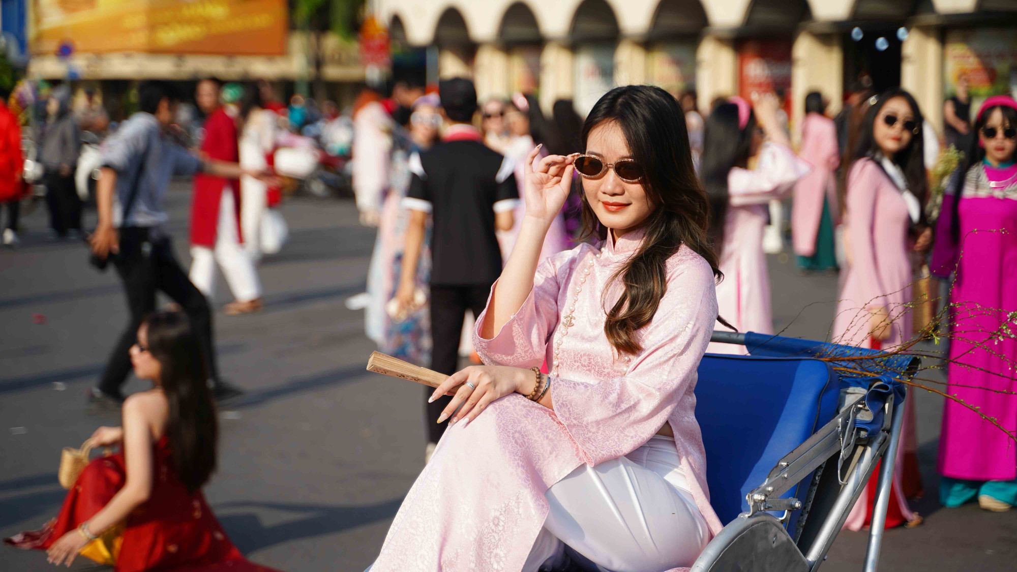 Tâm Anh (ngụ quận 8, Thành phố Hồ Chí Minh) cho biết, như thành thông lệ, mỗi dịp Tết đến Anh lại chọn cho mình những mẫu áo dài để lưu giữ khoảnh khắc.