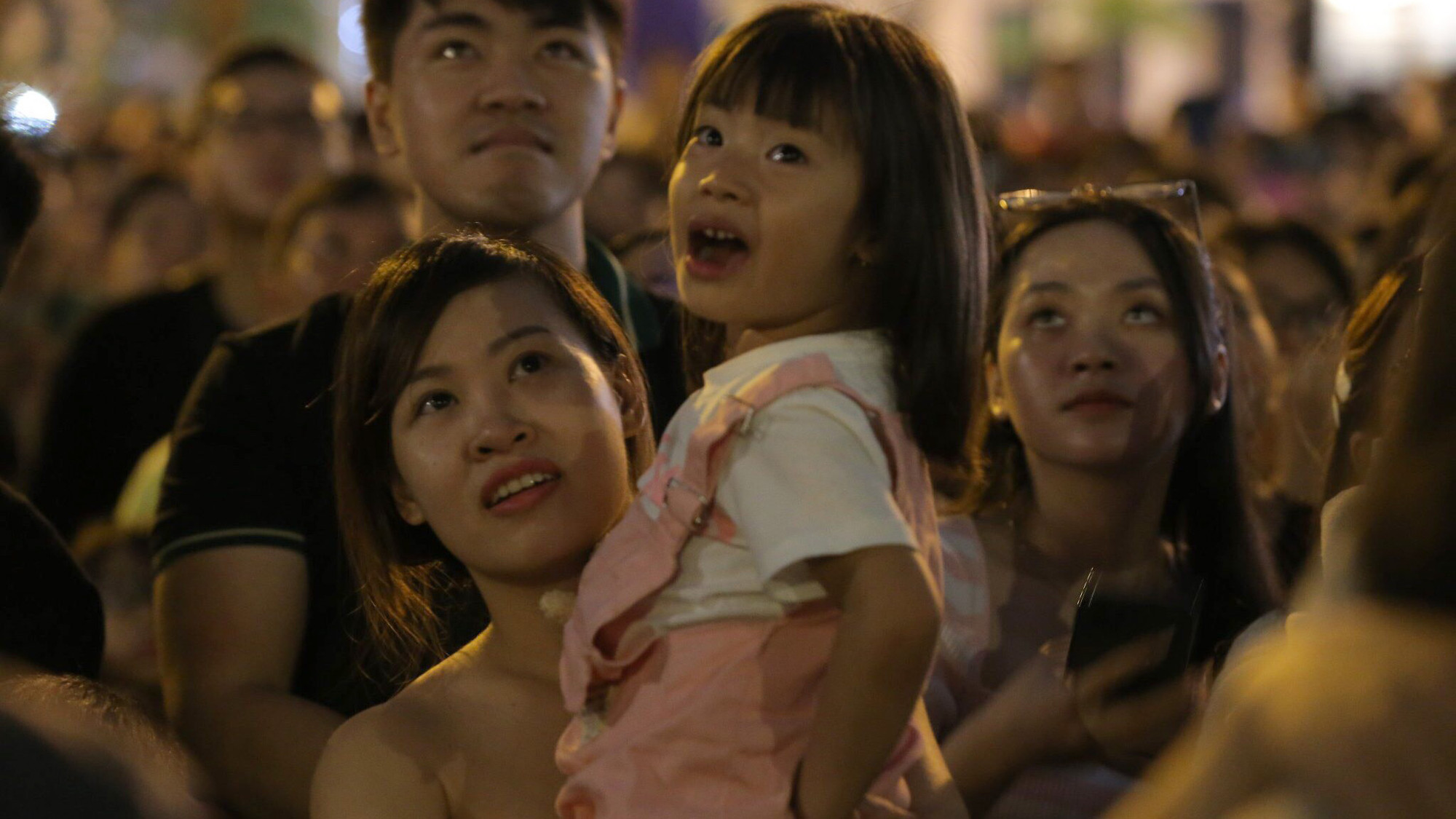 Người dân và du khách thích thú với màn pháo hoa này.