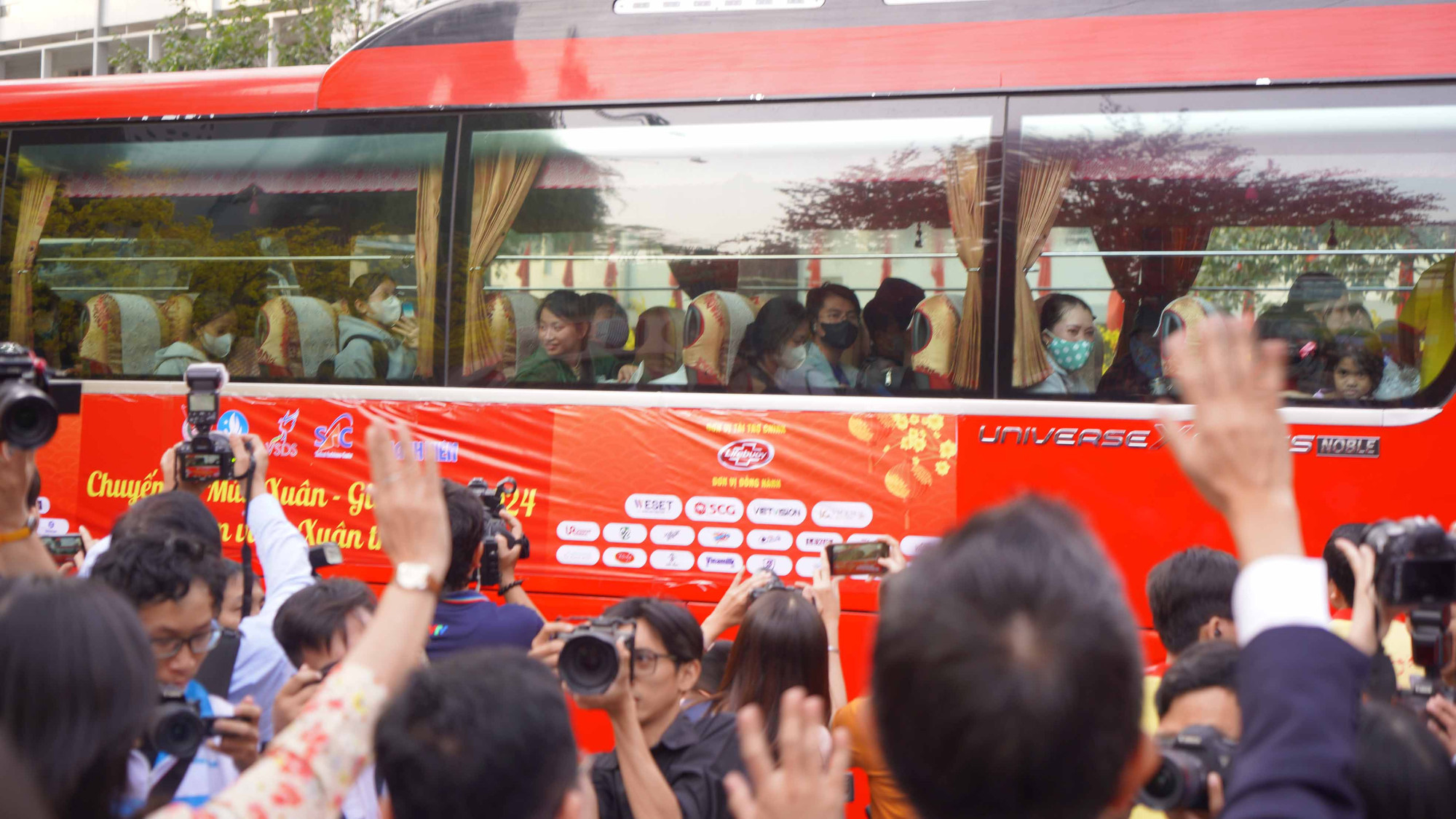 Chuyến xe lăn bánh đưa các công nhân về sum họp cùng gia đình sau một năm vất vả mưu sinh.