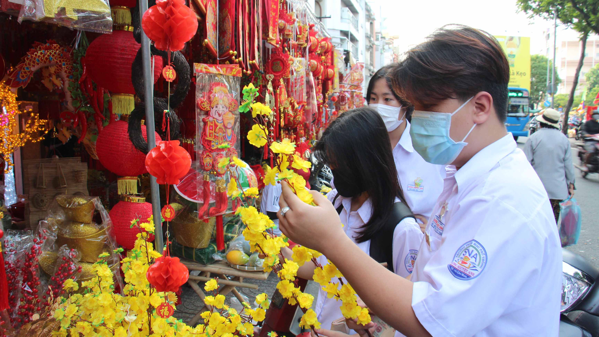Tại thời điểm cận kề Tết Nguyên đán, nhu cầu mua sắm của người dân tăng cao, vì vậy, đường Hải Thượng Lãn Ông luôn tấp nập hình ảnh người mua, người bán.