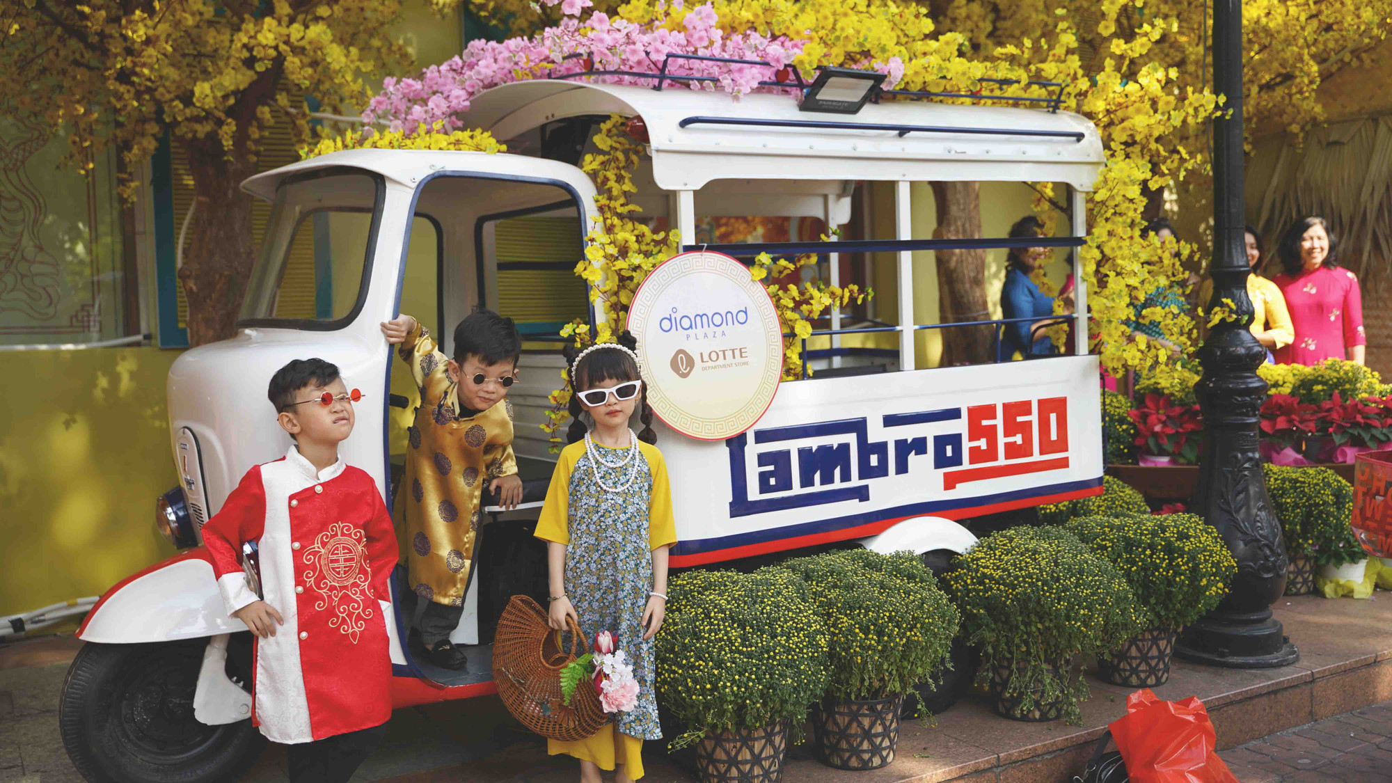 Các em bé xúng xính áo dài, được ba mẹ đưa đi chụp ảnh kỷ niệm.