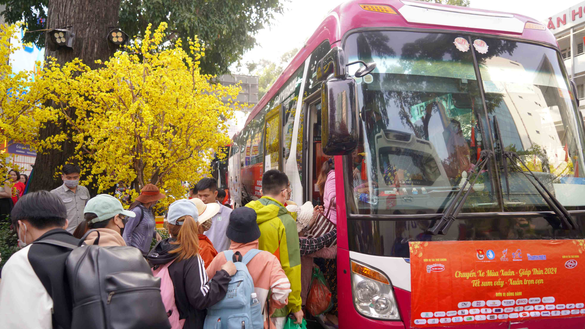 Chương trình được Thành Đoàn, Hội Sinh viên Việt Nam Thành phố Hồ Chí Minh, Trung tâm Hỗ trợ học sinh, sinh viên Thành phố Hồ Chí Minh, Báo Thanh Niên và nhiều đơn vị cùng tổ chức. Với chủ đề "Tết sum vầy, xuân trọn vẹn", Chuyến xe mùa xuân mong lan tỏa tình nhân ái, sự sẻ chia, cùng nhau vượt qua khó khăn, làm nên mùa xuân ấm áp, cái Tết sum vầy, hạnh phúc.