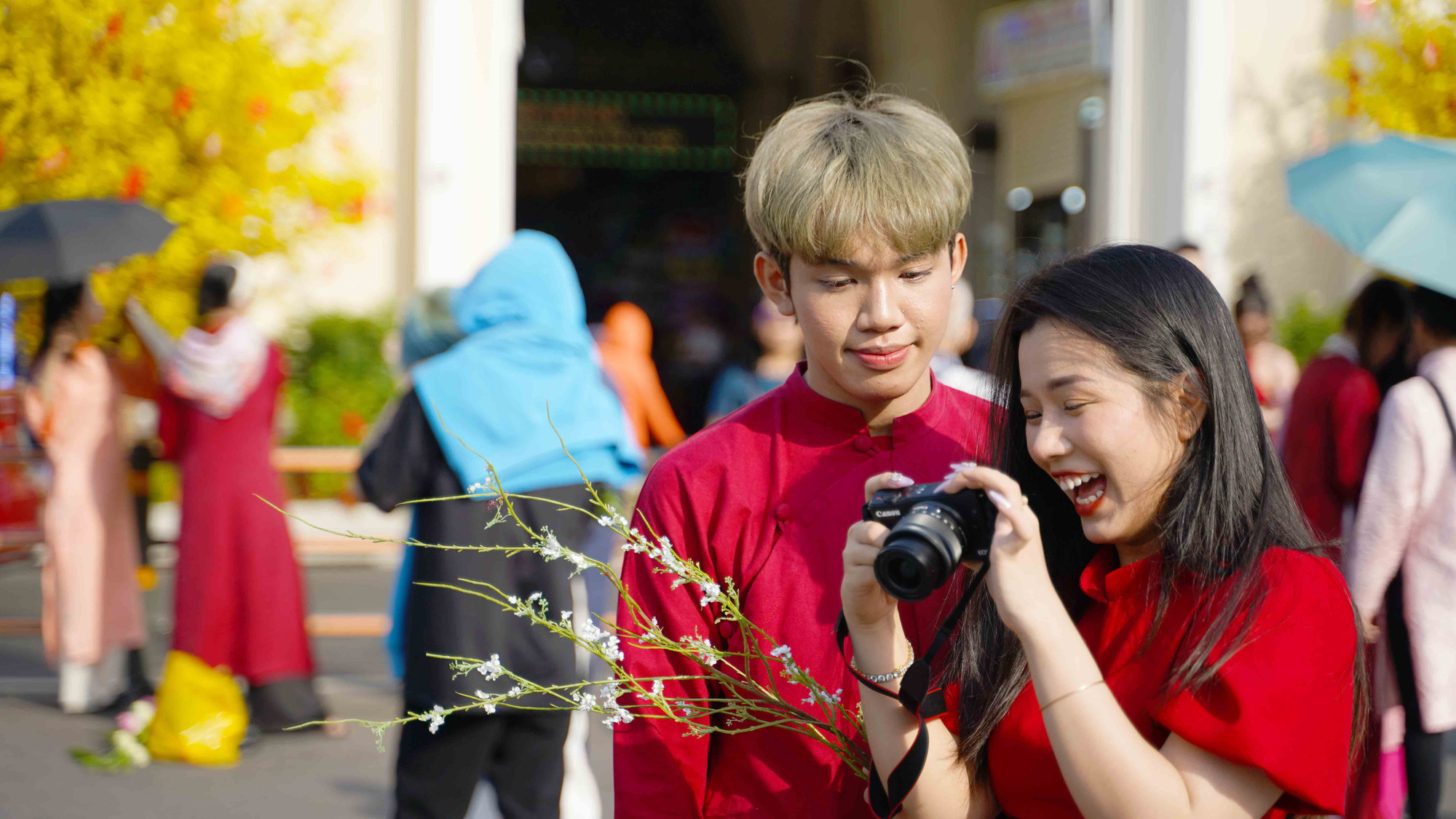 Không gian trước chợ Bến Thành những ngày này luôn đông người đến chụp ảnh Tết.