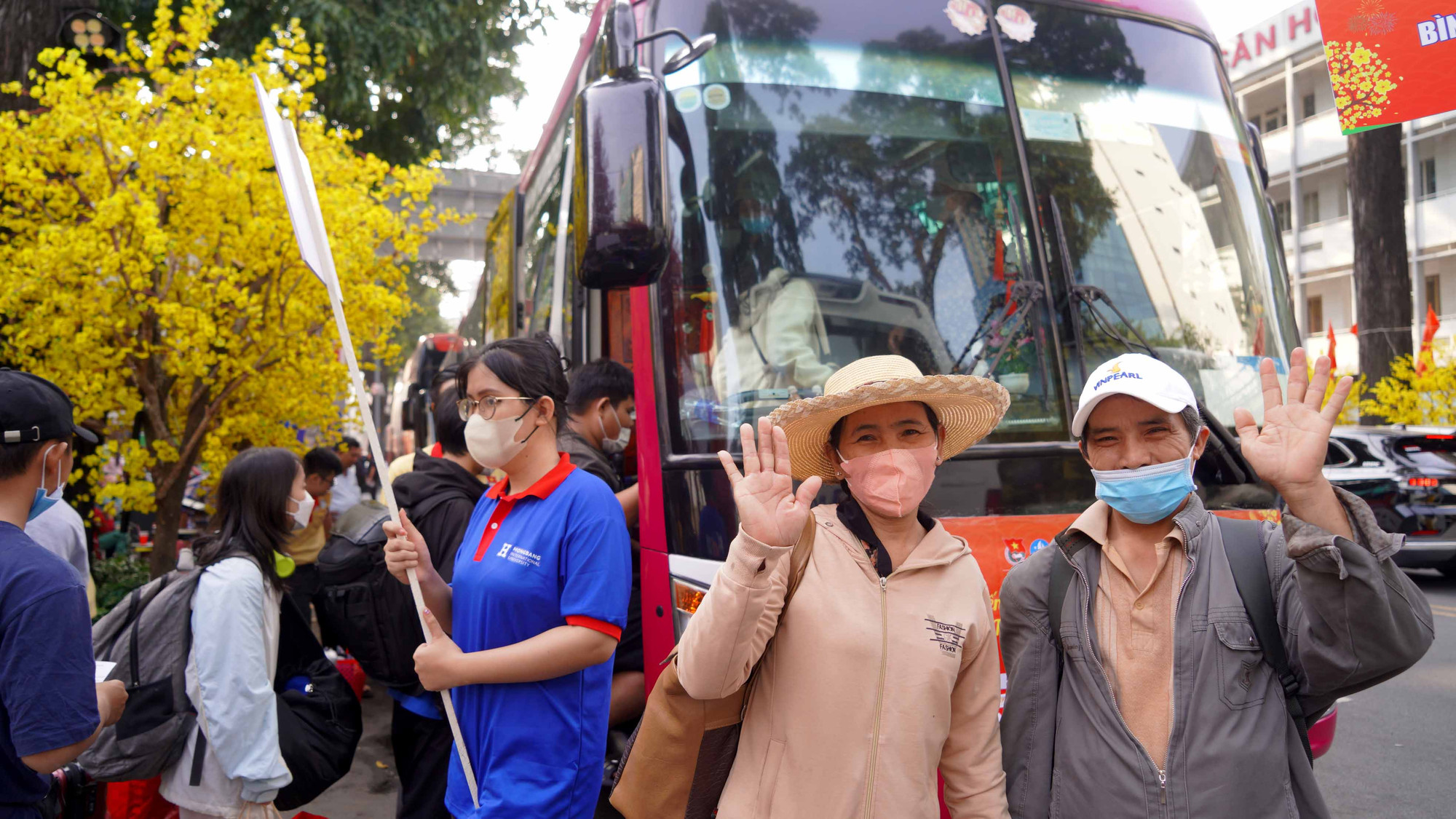Hai vợ chồng cô chú , Nguyễn Văn Phú quê Bình Định không giấu được sự xúc động khi được đi trên “Chuyến xe mùa xuân”.
