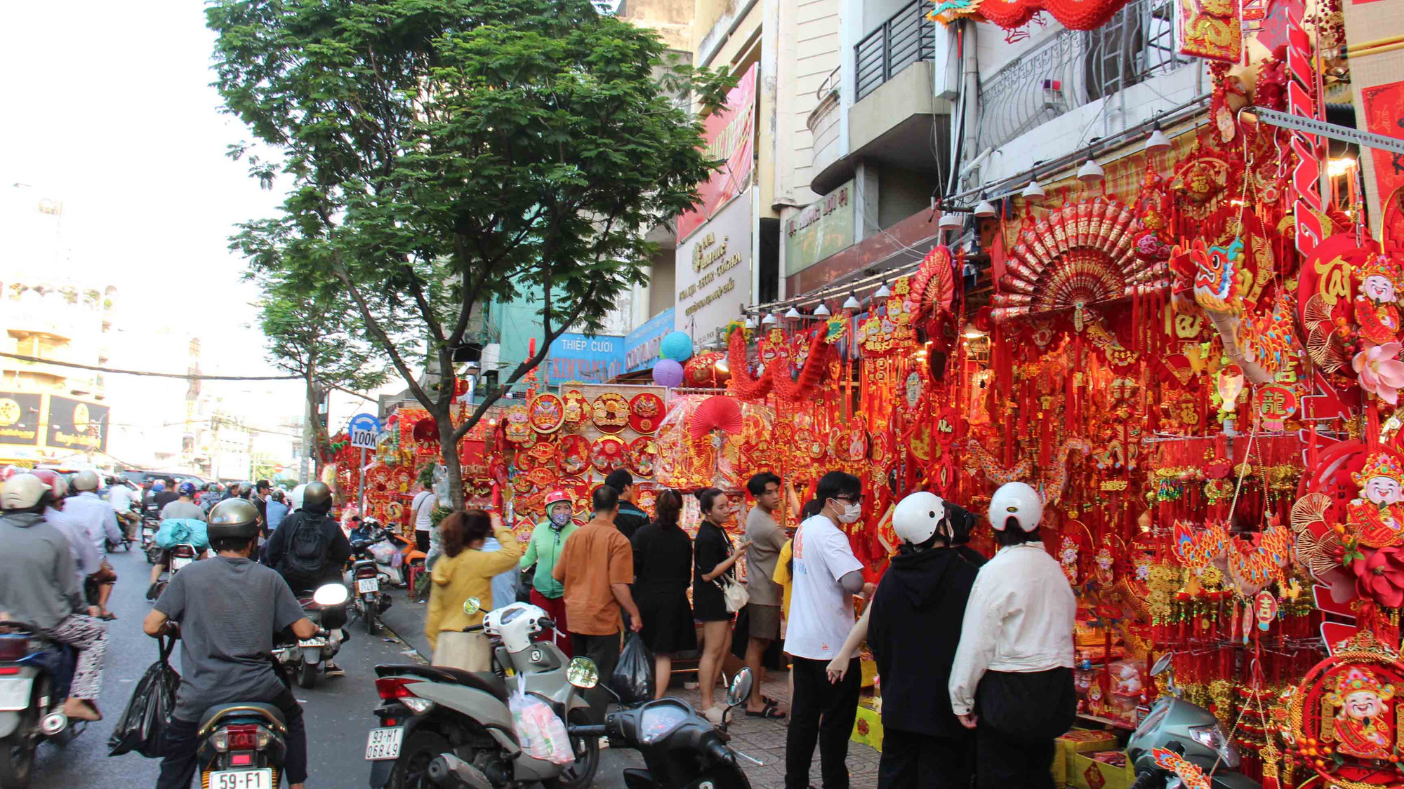 Vào những ngày này, đường Hải Thượng Lãn Ông (quận 5) đã bắt đầu khoác lên mình chiếc áo màu đỏ đặc trưng với những đồ trang trí Tết mang đậm chất truyền thống.