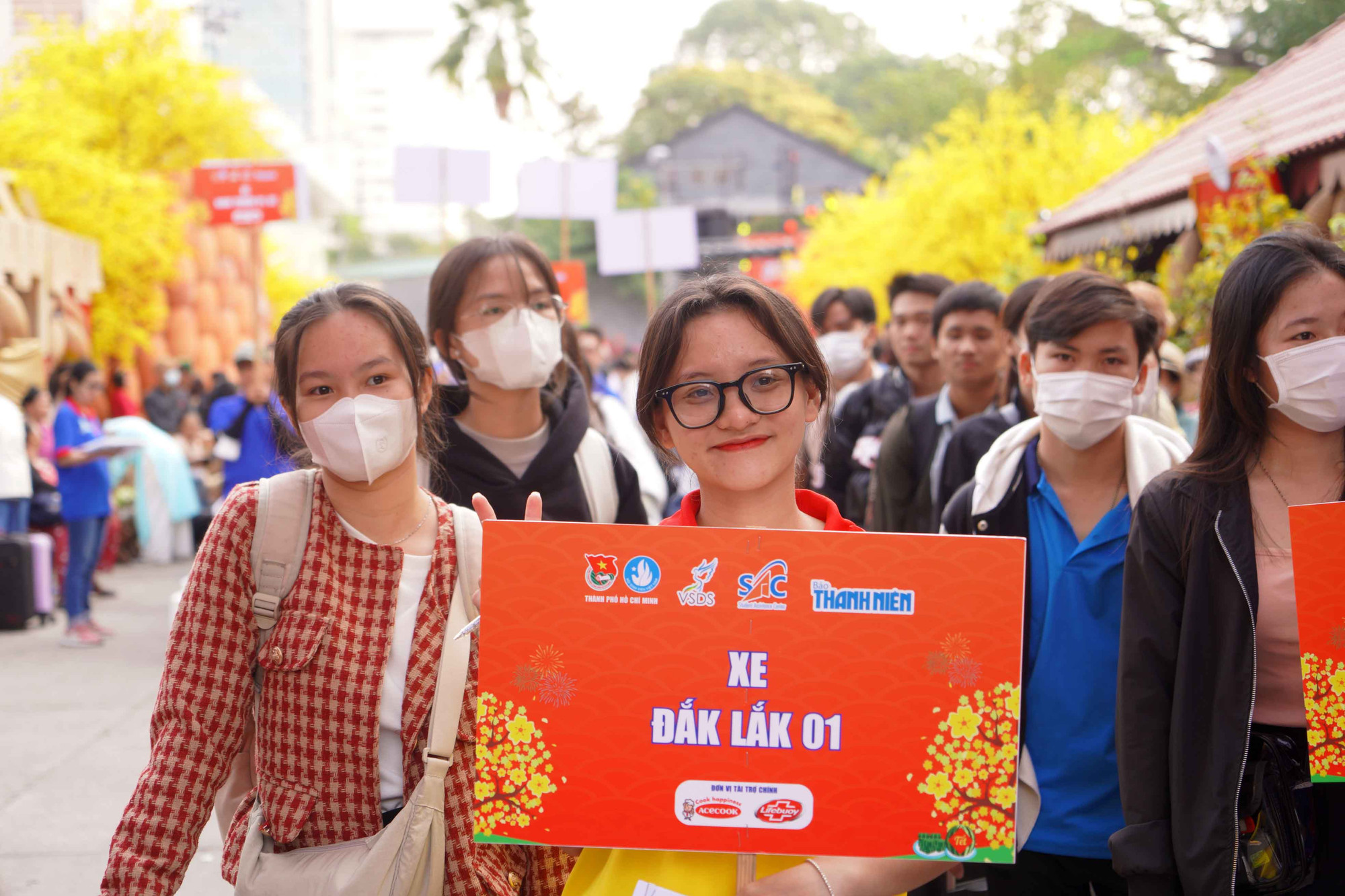 Từ sáng sớm, hàng nghìn người lao động với hành lý lỉnh kỉnh, có mặt tại Sân 4A Nhà Văn hóa Thanh niên (số 4 Phạm Ngọc Thạch, quận 1) diễn ra Lễ tiễn sinh viên khó khăn về quê đón Tết “Chuyến xe mùa xuân”, với chủ đề “Tết sum vầy, Xuân trọn vẹn”.