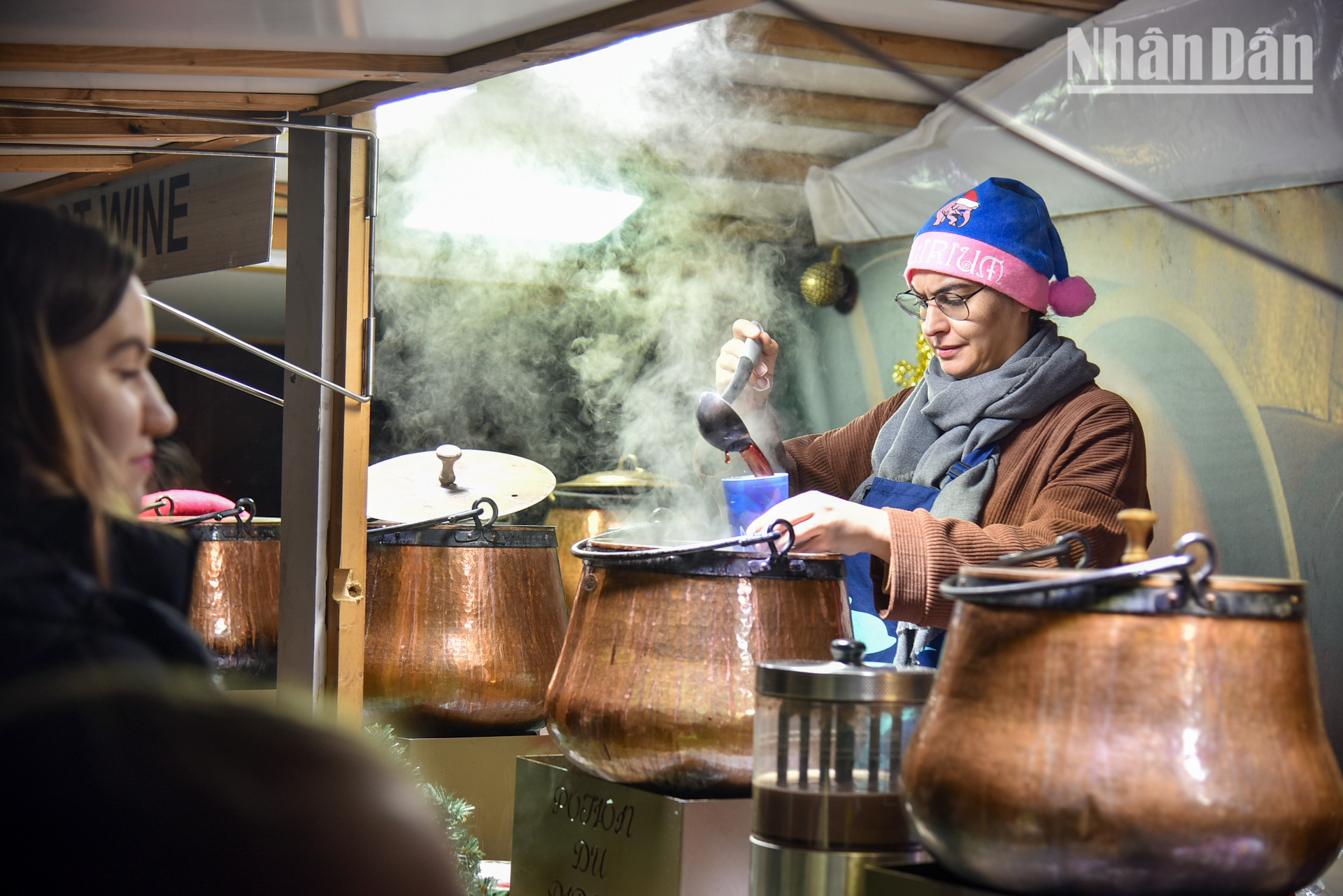 Những cốc socola, những ly rượu vang nóng thơm nồng được pha chế từ những kỹ thuật truyền thống được lưu truyền nhiều đời nay, làm ấm lòng du khách trong những đêm dạo chơi phiên chợ. (Ảnh: MINH DUY)