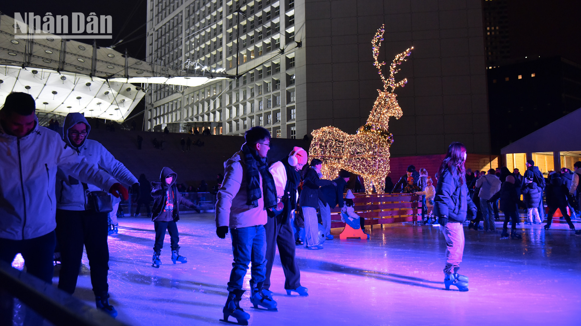 Tại nhiều địa phương ở Pháp, chợ phiên Giáng sinh thường được tổ chức giữa những con phố cổ kính, tại quảng trường, công viên lớn, phía trước nhà thờ hay tại khoảng sân của các tòa thị chính. (Ảnh: MINH DUY)