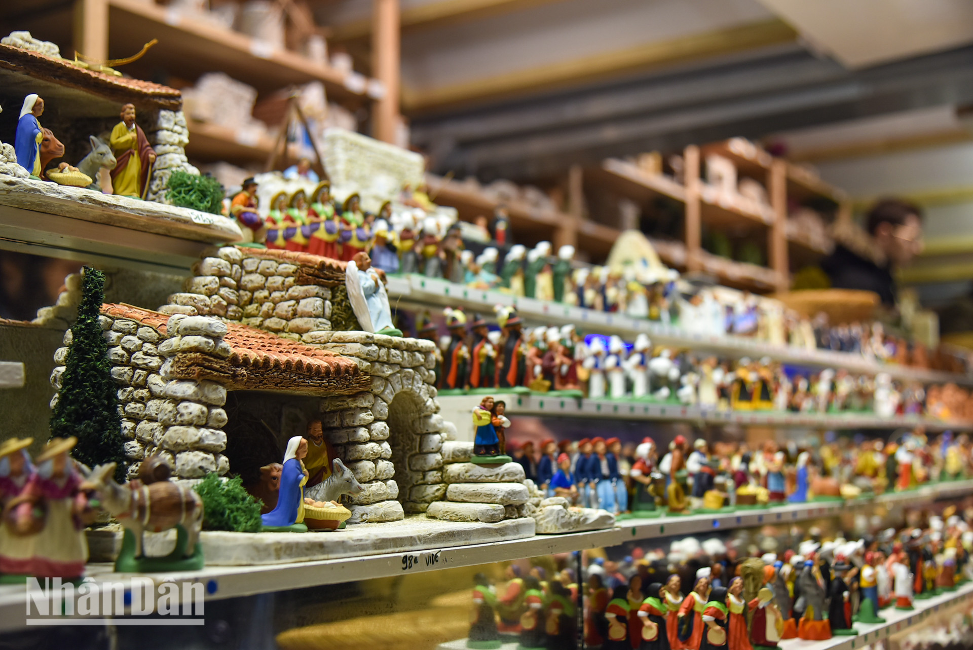 Các gian hàng với đầy đủ những sản phẩm thủ công địa phương, mang tới cho khách tham quan hàng nghìn sự lựa chọn với những loại mặt hàng quà tặng lưu niệm độc đáo. (Ảnh: MINH DUY)