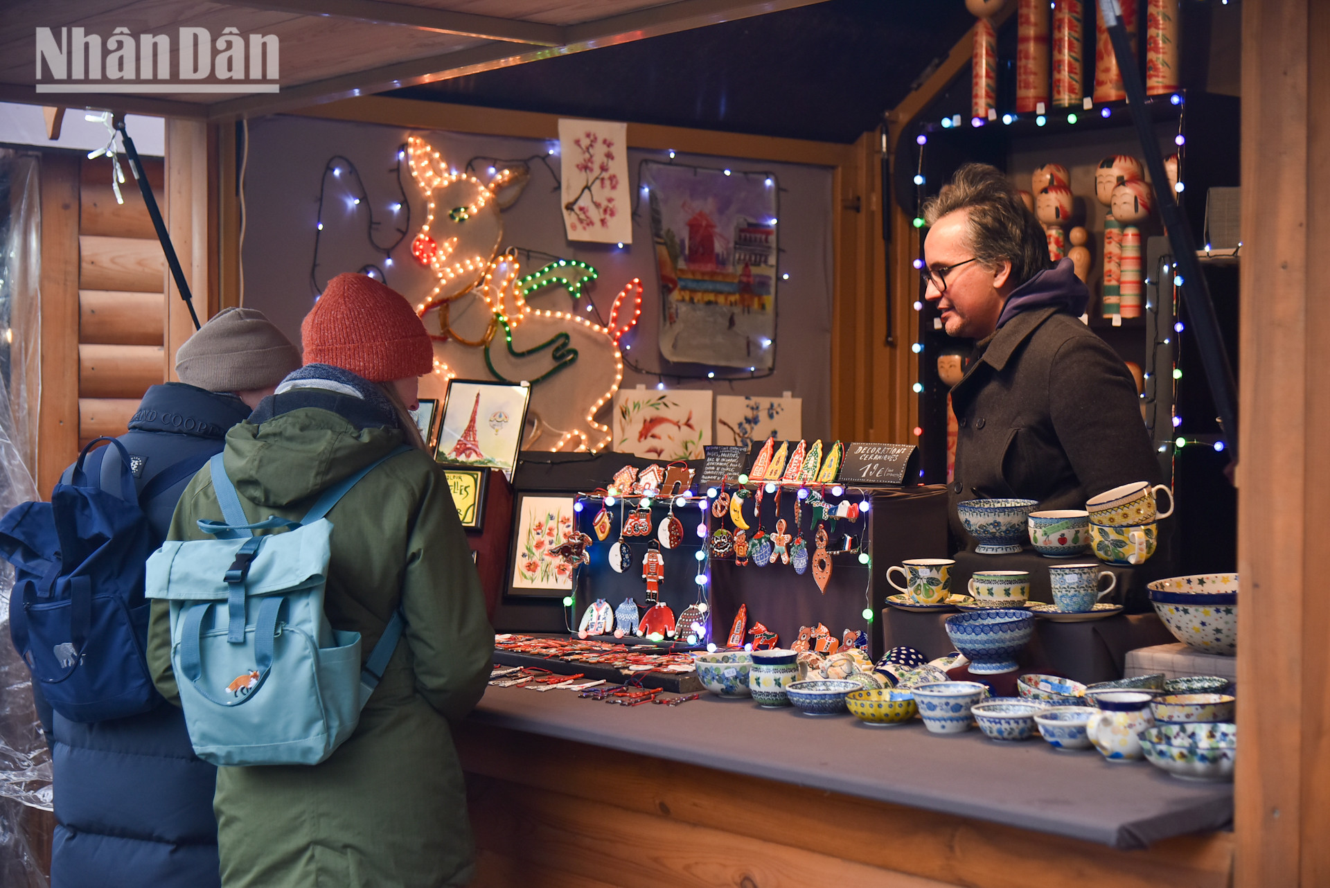 Từ những vật dụng, phụ kiện của ngày đông, như mũ len, khăn choàng, găng tay giữ nhiệt, hay như đồ trang trí Giáng sinh được sản xuất một cách thủ công đầy tinh xảo để bài trí trong gia đình, là những nét chấm phá trong một bức tranh đa dạng và phong phú về văn hóa của nước Pháp. (Ảnh: MINH DUY)