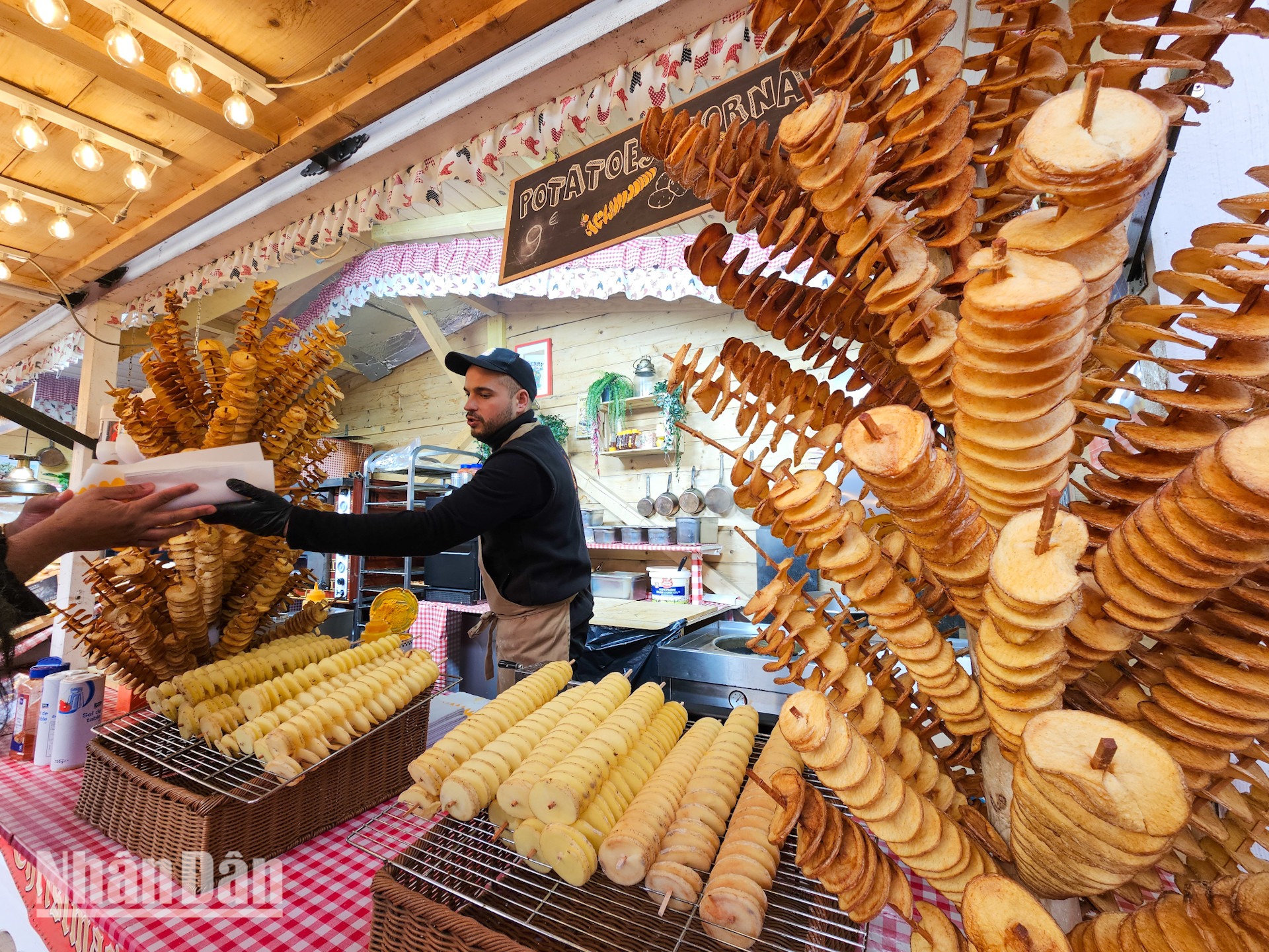 Ngày nay, với nhu cầu mới của những người tham gia lễ hội, cũng đã xuất hiện thêm những món ăn vặt hiện đại hơn như kẹo bông gòn, khoai tây xoắn, bánh quẩy churros… (Ảnh: MINH DUY)