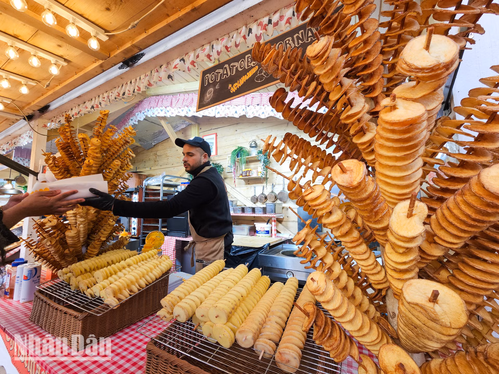 Ngày nay, với nhu cầu mới của những người tham gia lễ hội, cũng đã xuất hiện thêm những món ăn vặt hiện đại hơn như kẹo bông gòn, khoai tây xoắn, bánh quẩy churros… (Ảnh: MINH DUY)