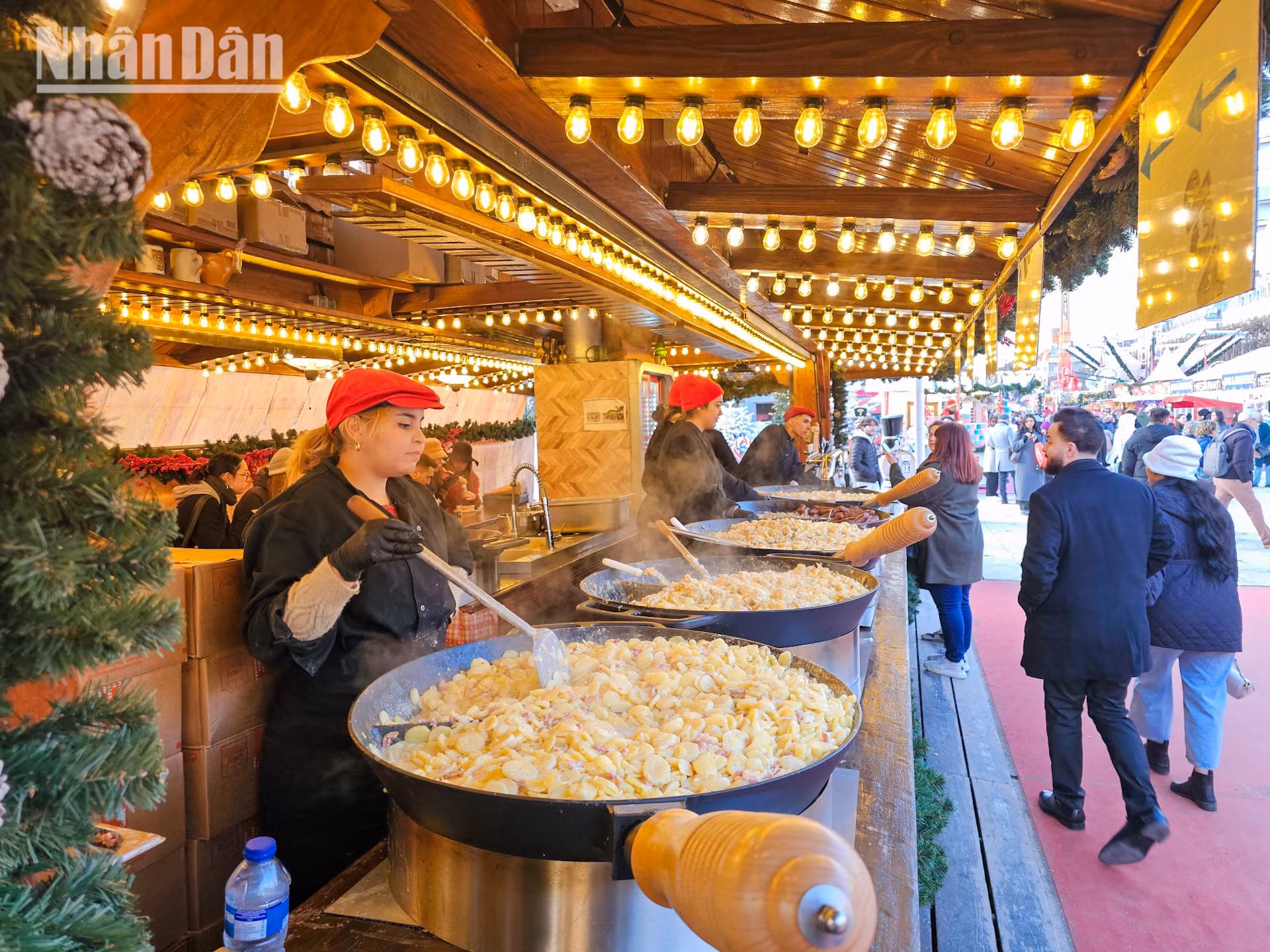 Chợ phiên Giáng sinh ở Pháp nổi tiếng với những không gian trang trí rực rỡ, cùng hàng nghìn chiếc đèn lấp lánh trên các con phố, tạo nên một bầu không khí huyền ảo và ấm áp. (Ảnh: MINH DUY)