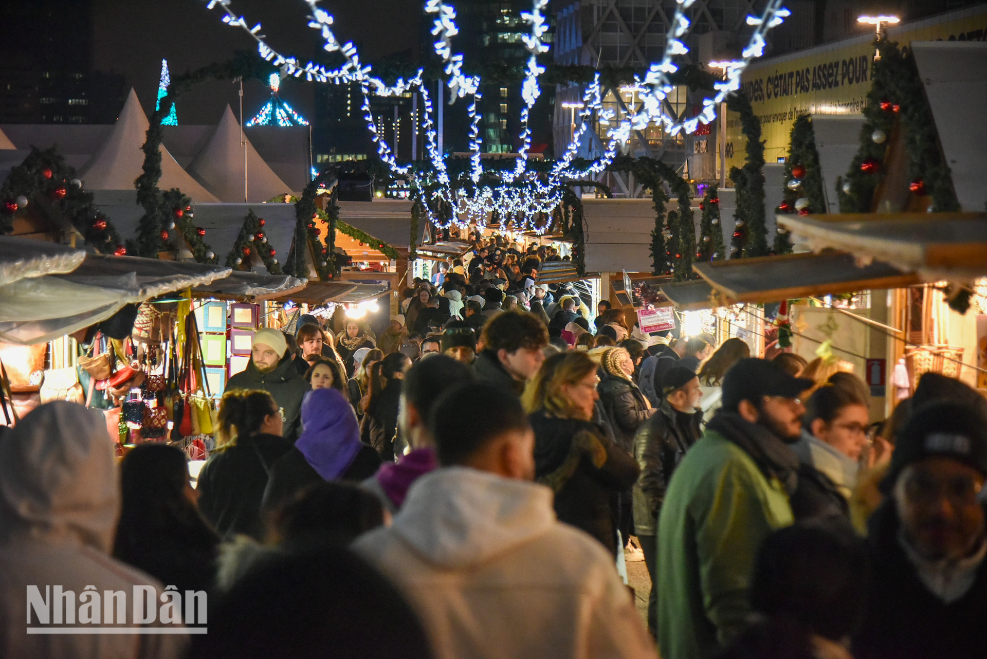 Phiên chợ giáng sinh tại Công viên Tuilerie ngay giữa lòng thủ đô Paris, tổ chức lần đầu tiên vào năm 2018, là sự hòa trộn giữa những nét đẹp văn hóa đặc trưng của những căn nhà gỗ truyền thống, với những vòng đu quay và và một số trò chơi hiện đại. Đây là điểm đến lý tưởng cho những chuyến dạo chơi của các gia đình Pháp và du khách quốc tế. (Ảnh: MINH DUY)