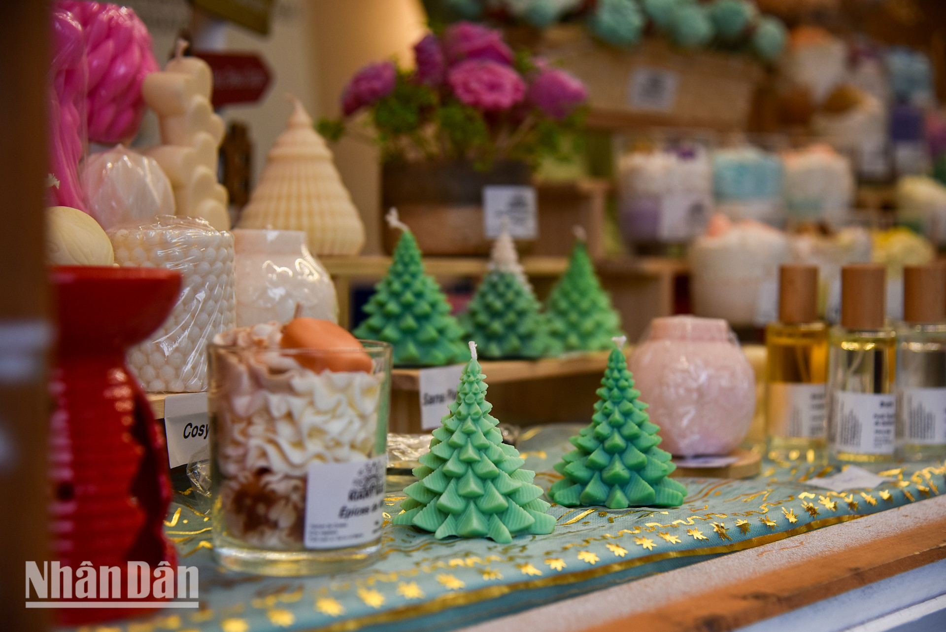 [Ảnh] Paris rực sáng và náo nhiệt với những phiên chợ Giáng sinh ảnh 13