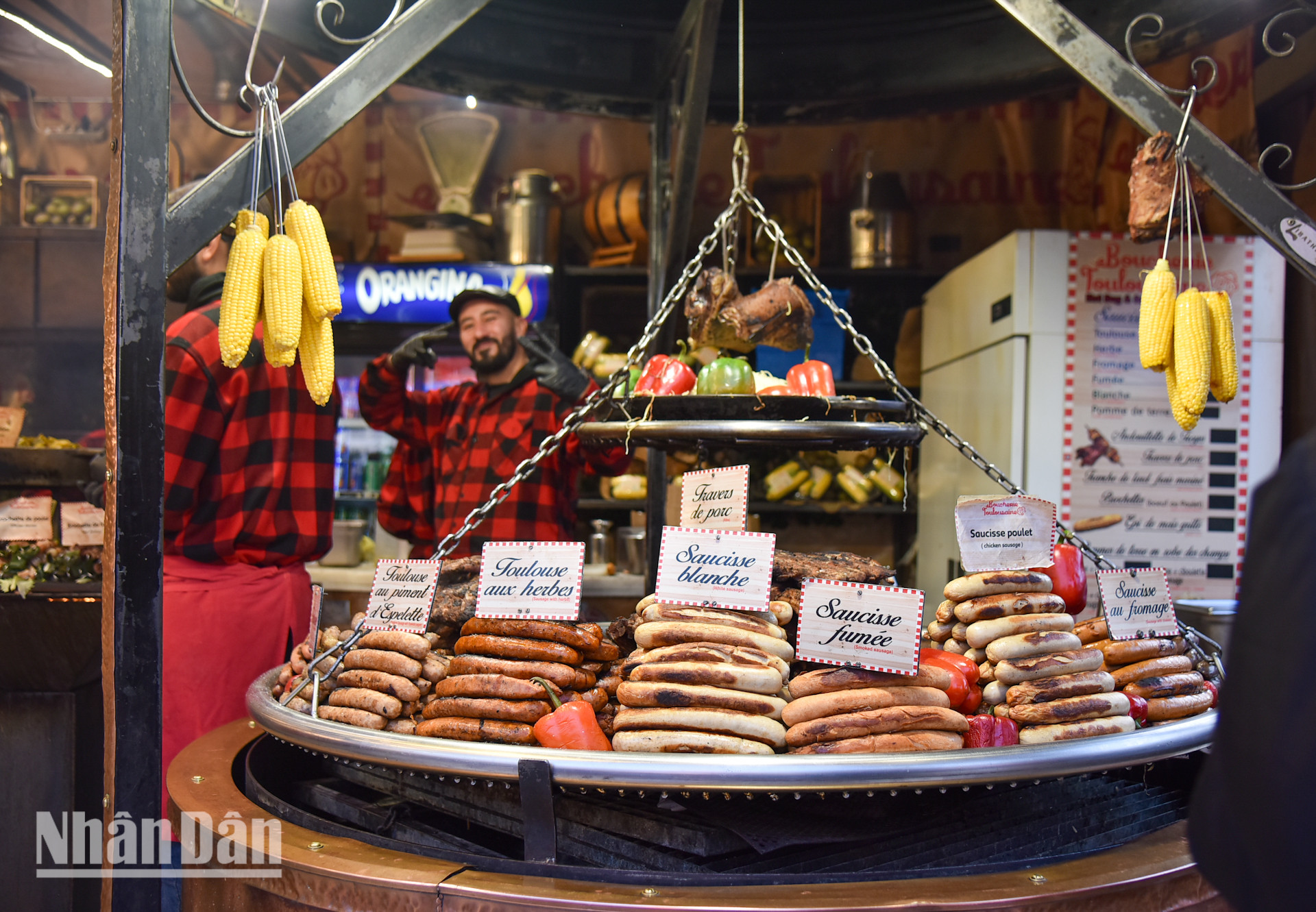 Ghé qua các phiên chợ Giáng sinh, du khách như được chìm vào một cuộc phiêu lưu ẩm thực. Sẽ rất khó khước từ hương thơm béo ngậy và vị ngọt ngào của những chiếc bánh kếp, bánh quế, hạt dẻ nóng… (Ảnh: MINH DUY)