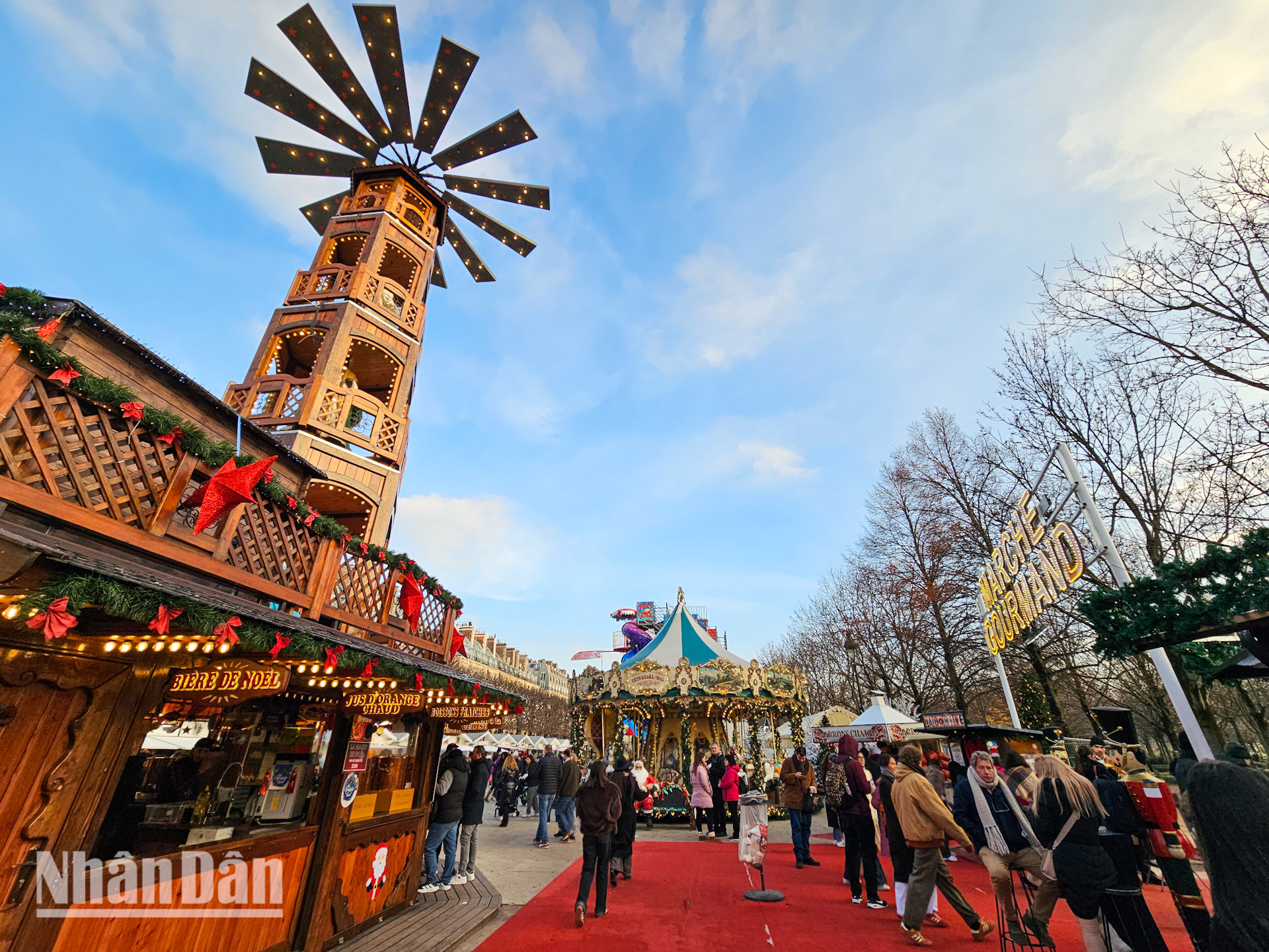 Từ nhiều thế kỷ qua, những phiên chợ Giáng sinh mới đầu chỉ xuất hiện ở vùng Alsace phía đông bắc của nước Pháp, dần dà đã lan rộng ra nhiều địa phương trên toàn quốc và đã trở thành một điểm hẹn thường niên của người dân Pháp mỗi dịp cuối năm. (Ảnh: MINH DUY)