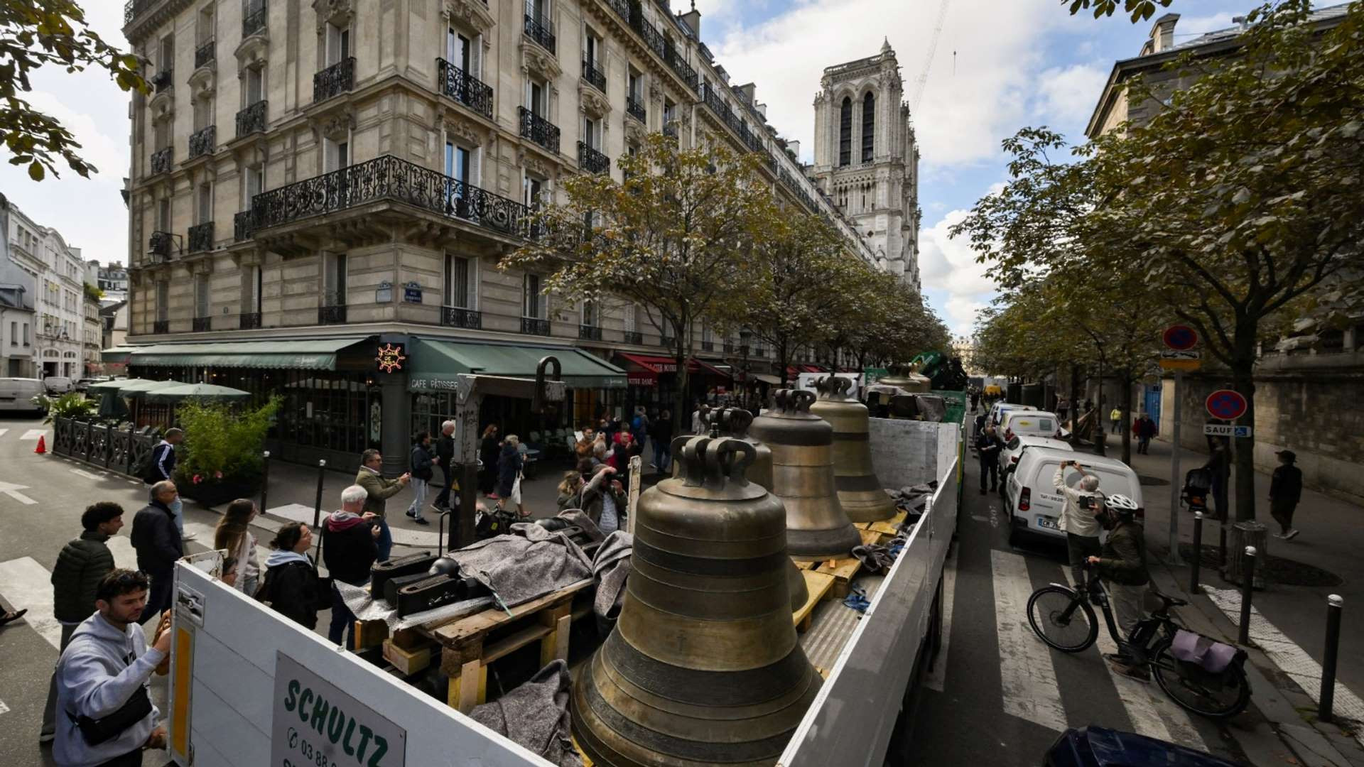 Tám chiếc chuông, nặng tổng cộng gần 17 tấn, trong đó có hai chiếc bị ngọn lửa của trận hỏa hoạn nung nóng, cũng đã được phục hồi và hoàn thiện lắp đặt trở lại vị trí ban đầu của chúng ở gác chuông phía bắc của nhà thờ ngày 5/10 vừa qua. (Ảnh: BFMTV)