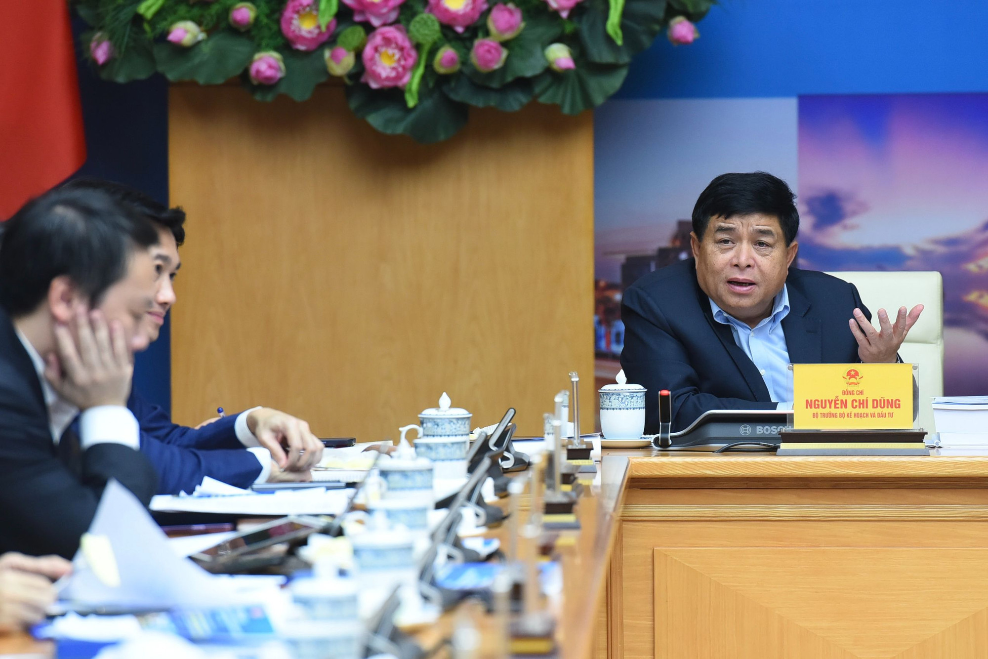 Bộ trưởng Kế hoạch và Đầu tư điều hành hội nghị.