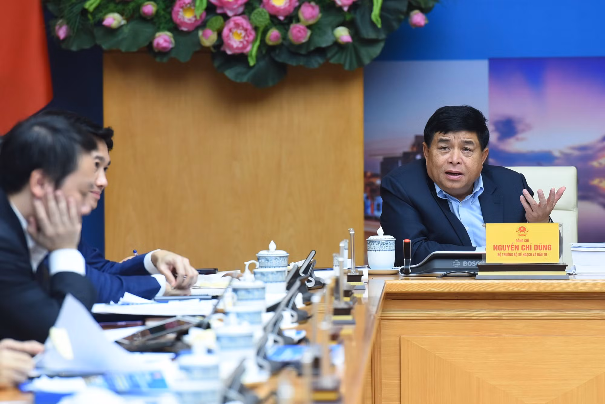 Bộ trưởng Kế hoạch và Đầu tư điều hành hội nghị.