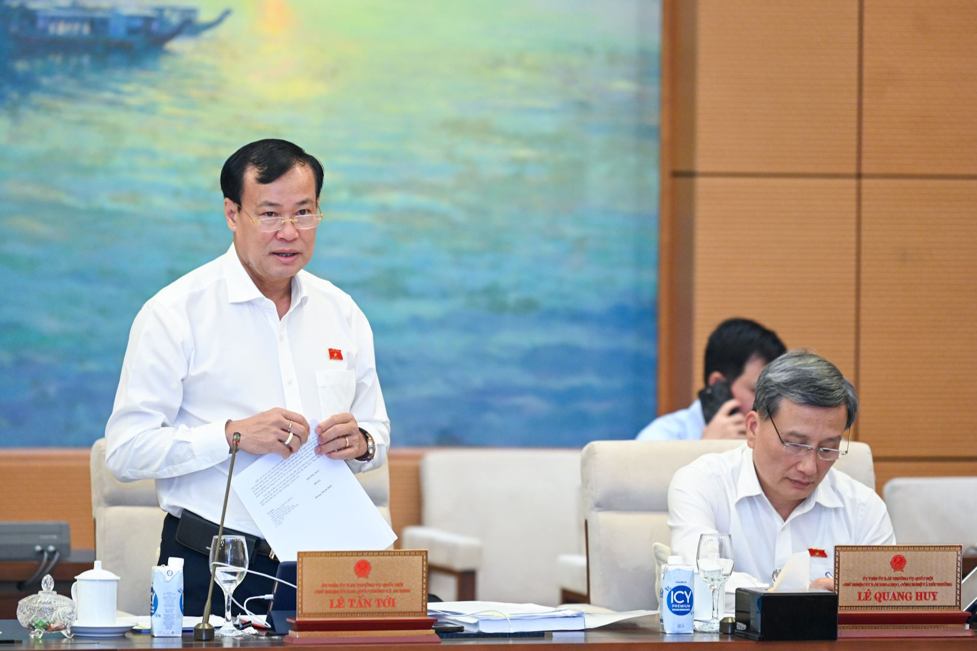 Chủ nhiệm Ủy ban Quốc phòng và An ninh Lê Tấn Tới phát biểu ý kiến tại phiên họp.