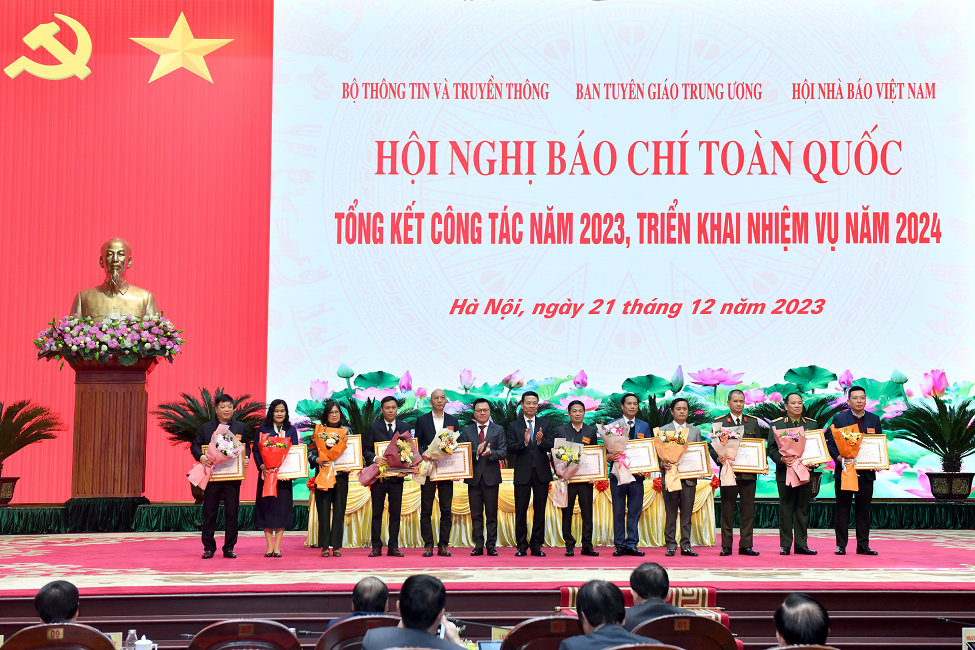 Các tập thể có thành tích xuất sắc trong thông tin, tuyên truyền thực hiện nhiệm vụ chính trị năm 2023 nhận Bằng khen của Ban Tuyên giáo Trung ương. Các tập thể có thành tích xuất sắc trong thông tin, tuyên truyền thực hiện nhiệm vụ chính trị năm 2023 nhận Bằng khen của Ban Tuyên giáo Trung ương.