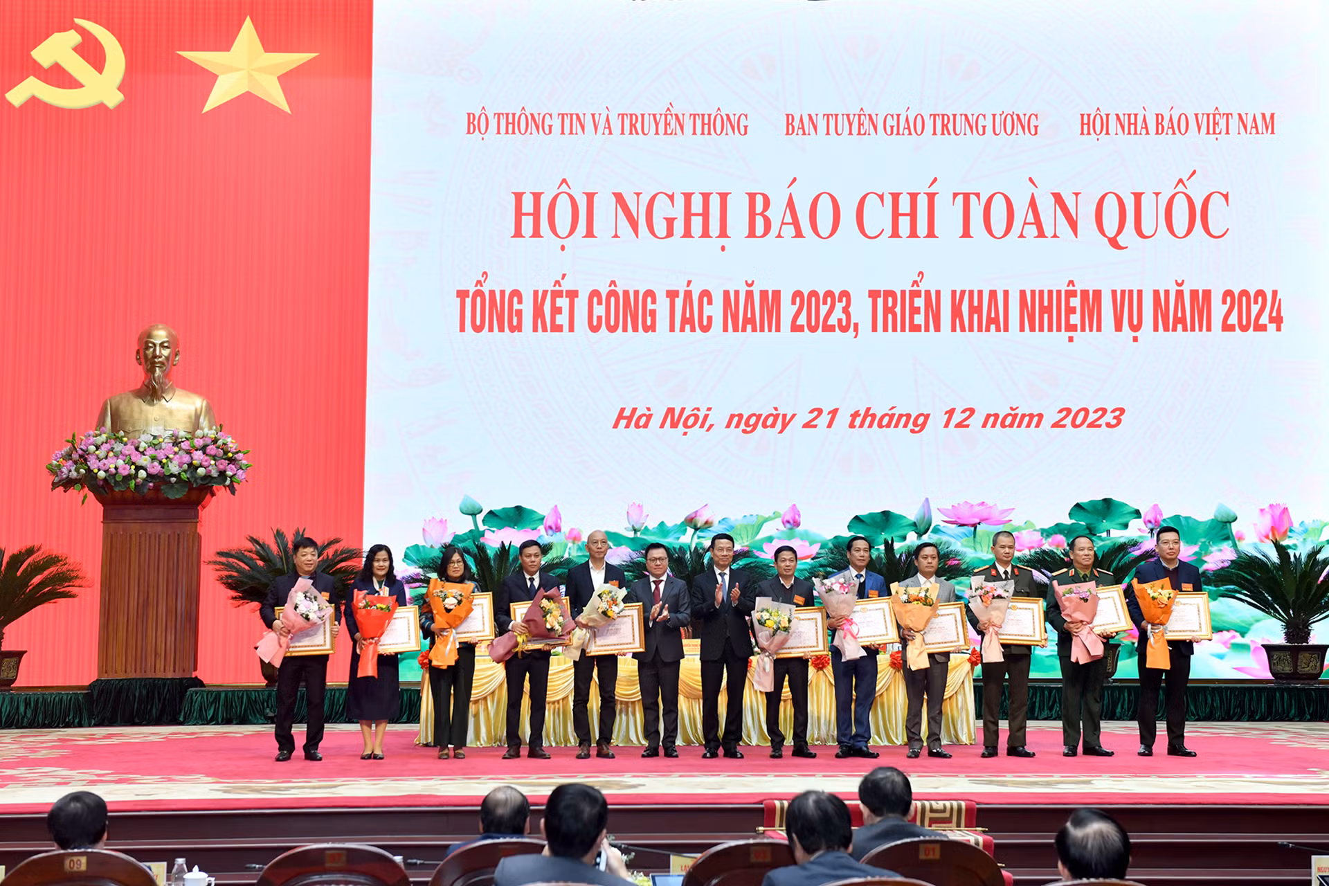 Các tập thể có thành tích xuất sắc trong thông tin, tuyên truyền thực hiện nhiệm vụ chính trị năm 2023 nhận Bằng khen của Ban Tuyên giáo Trung ương.