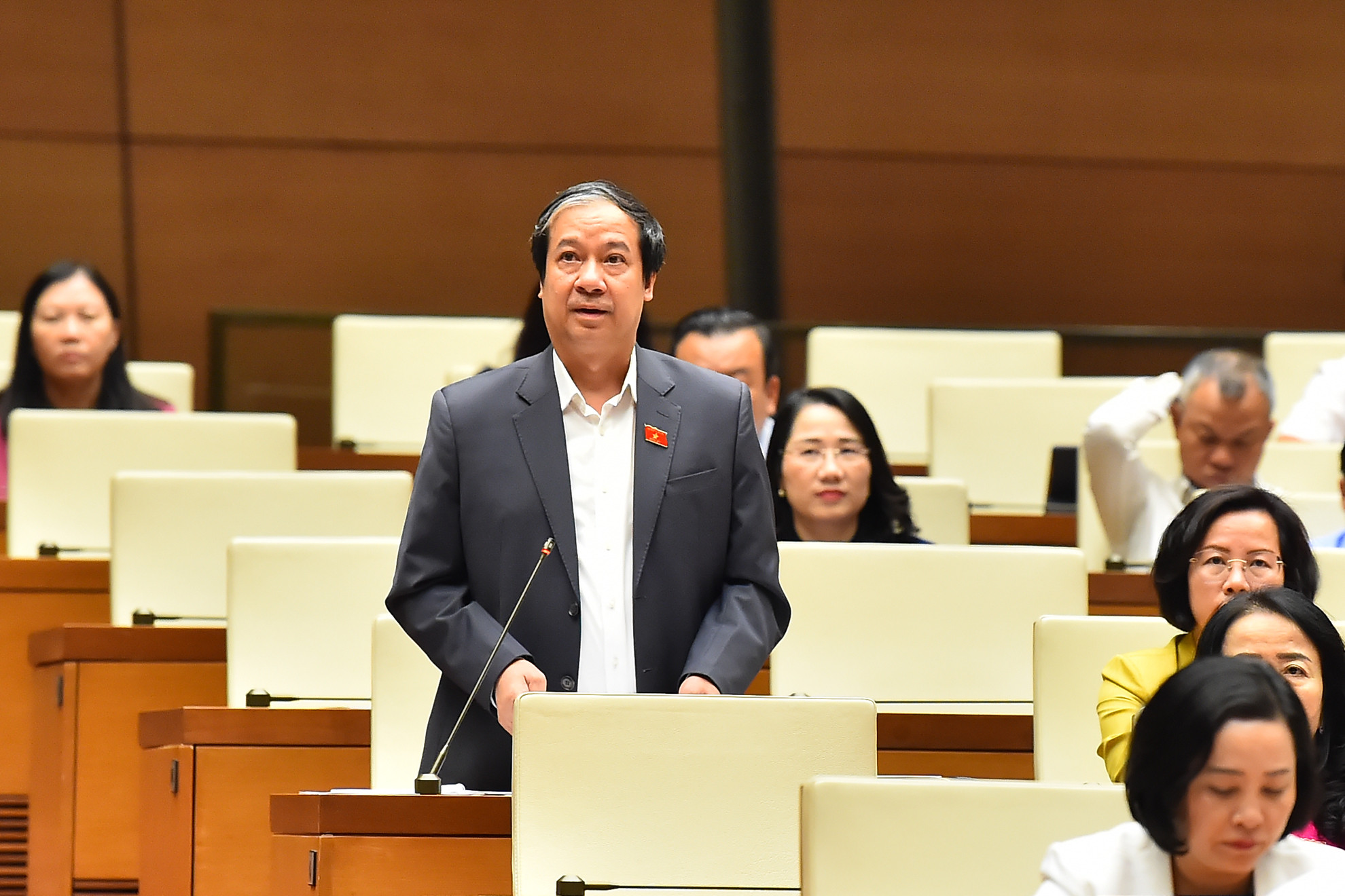 Bộ trưởng Giáo dục và Đào tạo phát biểu giải trình, làm rõ một số vấn đề các đại biểu Quốc hội nêu liên quan đến lĩnh vực giáo dục.