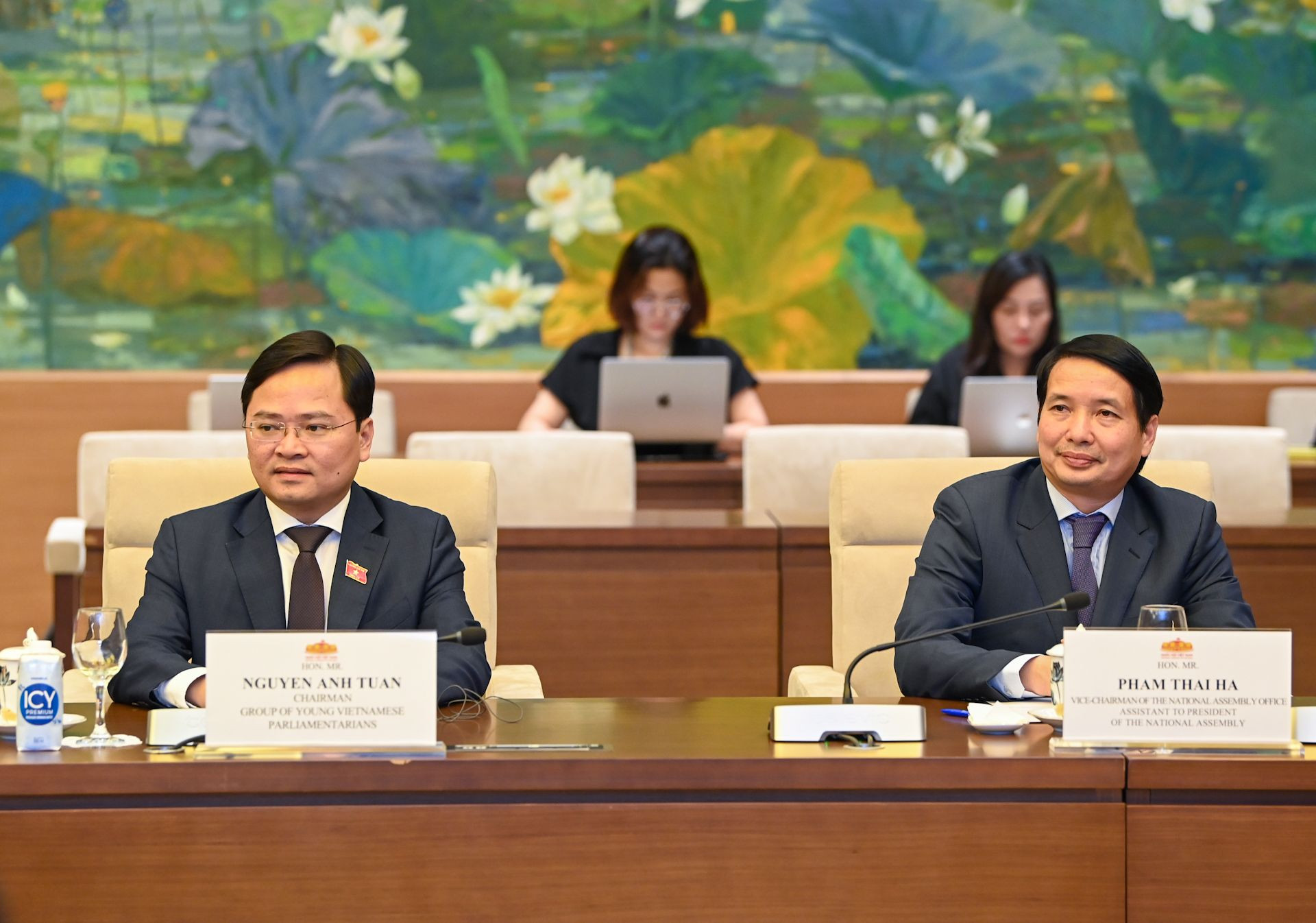 Chủ tịch Nhóm Đại biểu Quốc hội trẻ khóa XV Nguyễn Anh Tuấn, Phó Chủ nhiệm Văn phòng Quốc hội, Trợ lý Chủ tịch Quốc hội Phạm Thái Hà và các đại biểu dự buổi tiếp.