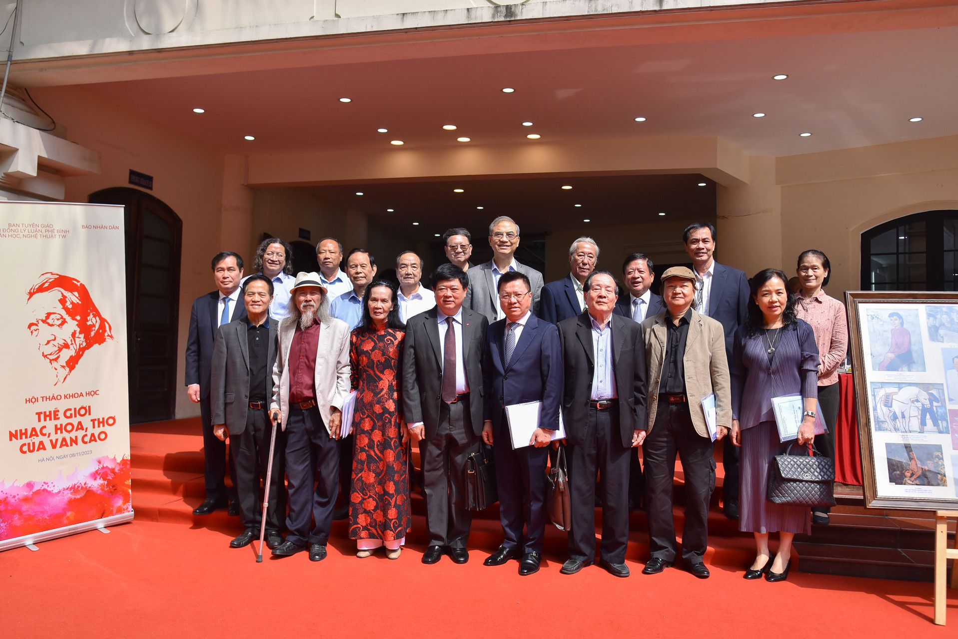 Các đại biểu chụp ảnh lưu niệm sau buổi hội thảo.