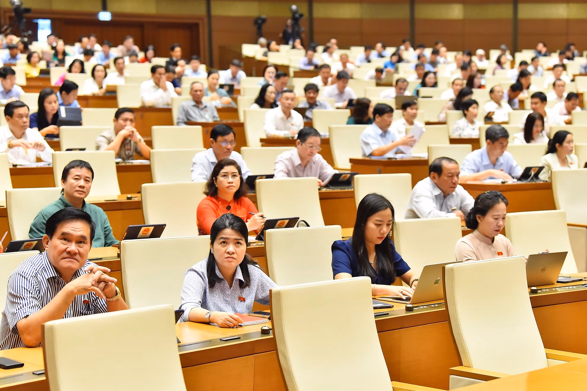 Các đại biểu Quốc hội tham dự phiên thảo luận tại Hội trường Diên Hồng sáng 1/11.