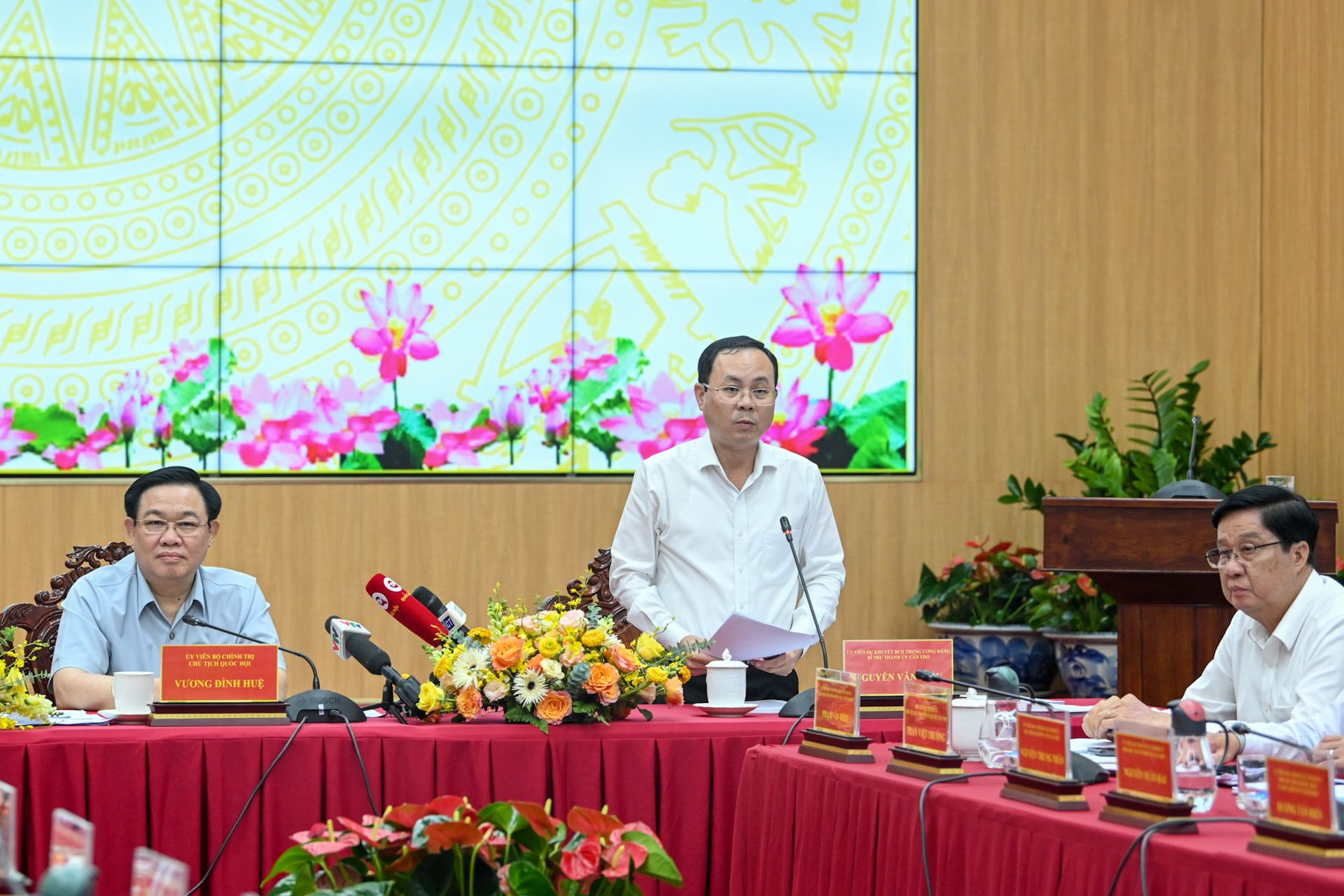 Bí thư thành ủy Cần Thơ Nguyễn Văn Hiếu phát biểu ý kiến tại buổi làm việc.