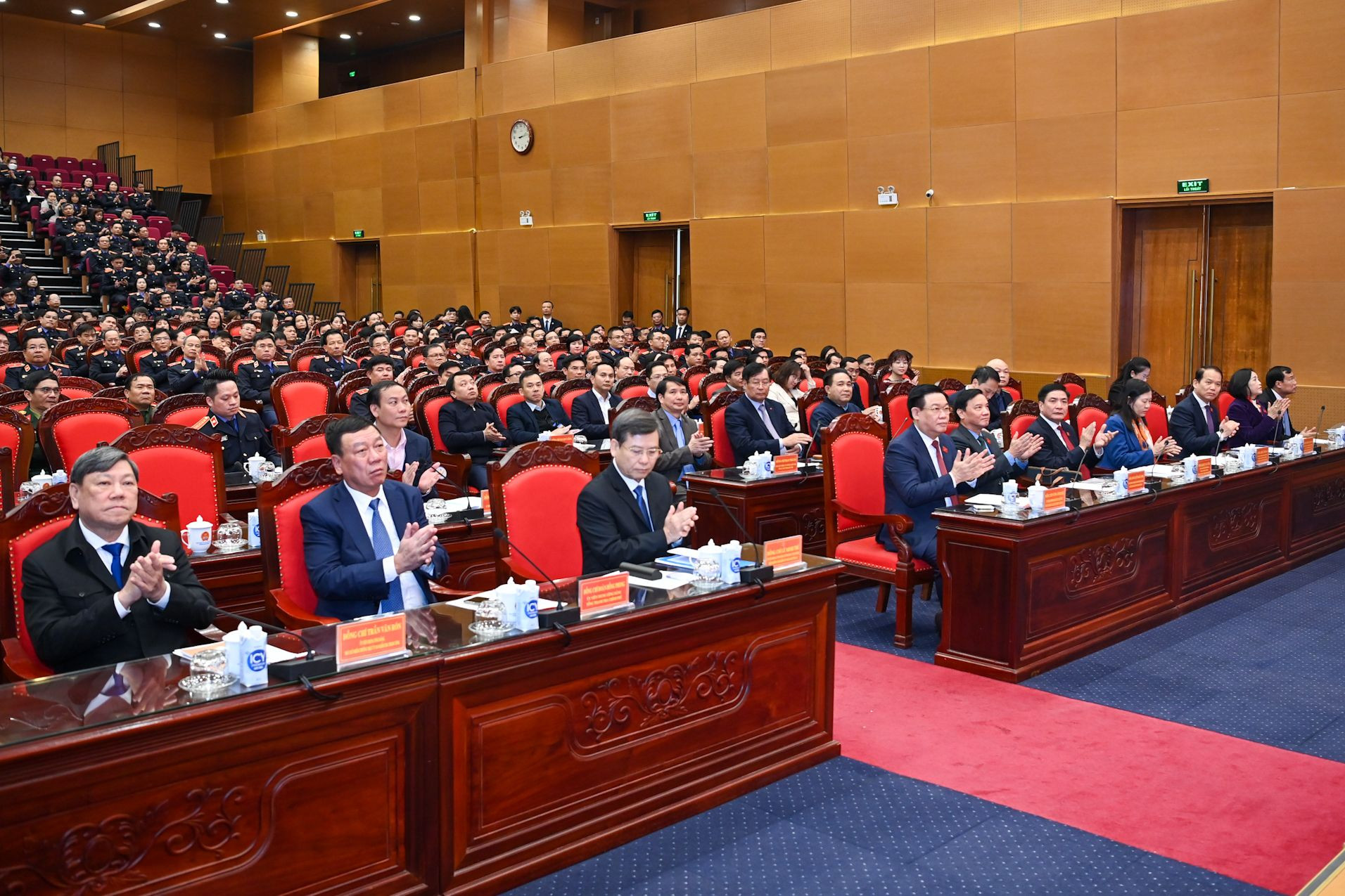 Chủ tịch Quốc hội Vương Đình Huệ, Phó Chủ tịch Quốc hội Nguyễn Khắc Định cùng các đại biểu dự hội nghị.