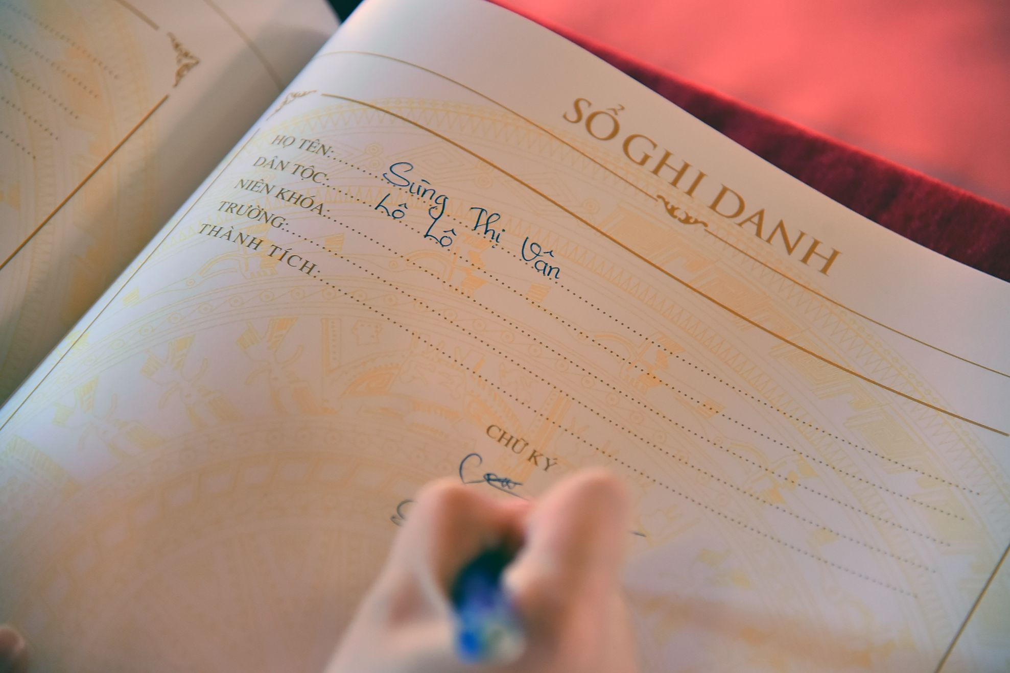 Lễ ghi danh sổ vàng là một trong những hoạt động có ý nghĩa được tổ chức định kỳ vào mỗi dịp tuyên dương các học sinh, sinh viên, thanh niên dân tộc thiểu số. Đây sẽ là dấu mốc đáng nhớ trong cuộc đời của mỗi bạn, nhắc nhở các bạn tiếp tục phấn đấu trên những chặng đường sắp tới của mình. Lễ ghi danh sổ vàng là một trong những hoạt động có ý nghĩa được tổ chức định kỳ vào mỗi dịp tuyên dương các học sinh, sinh viên, thanh niên dân tộc thiểu số. Đây sẽ là dấu mốc đáng nhớ trong cuộc đời của mỗi bạn, nhắc nhở các bạn tiếp tục phấn đấu trên những chặng đường sắp tới của mình.