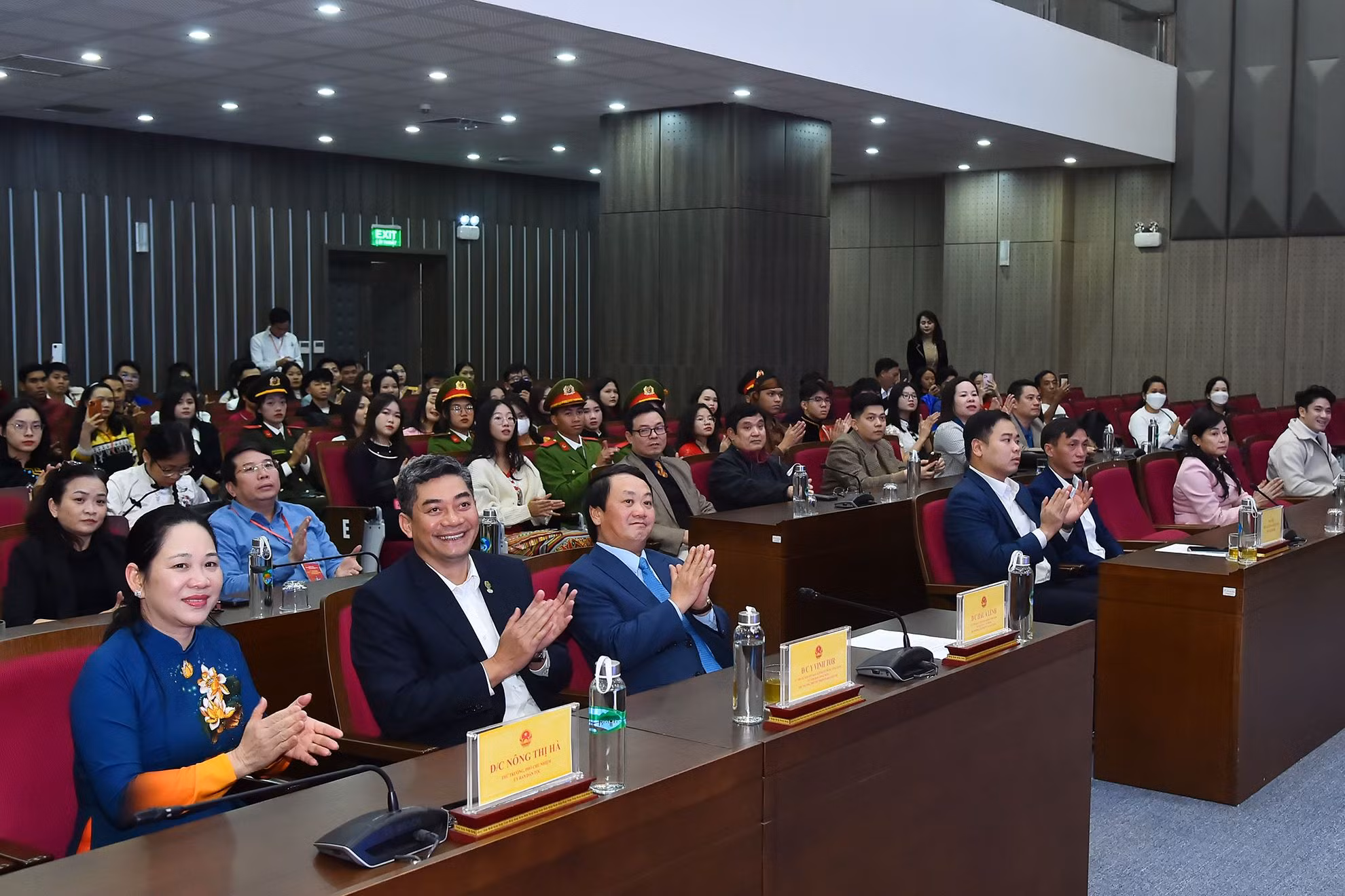 Bộ trưởng, Chủ nhiệm Ủy ban Dân tộc Hầu A Lềnh cùng các đồng chí lãnh đạo Ủy ban Dân tộc, lãnh đạo đại diện Bộ Giáo dục và Đào tạo, Trung ương Đoàn Thanh niên Cộng sản Hồ Chí Minh với các đại biểu và học sinh, sinh viên, thanh niên dân tộc thiểu số xuất sắc, tiêu biểu tham dự buổi gặp mặt.