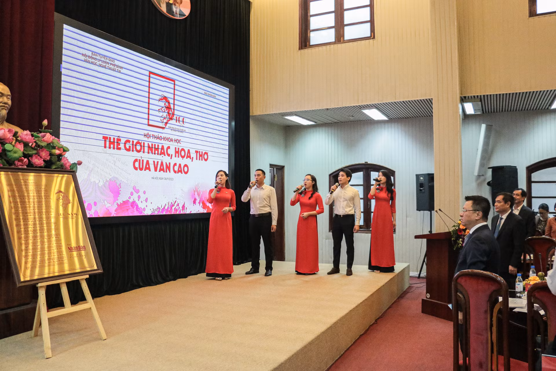 Bài hát Tiến quân ca mở đầu cho Hội thảo khoa học “Thế giới Nhạc, Họa, Thơ của Văn Cao” tại Báo Nhân Dân.