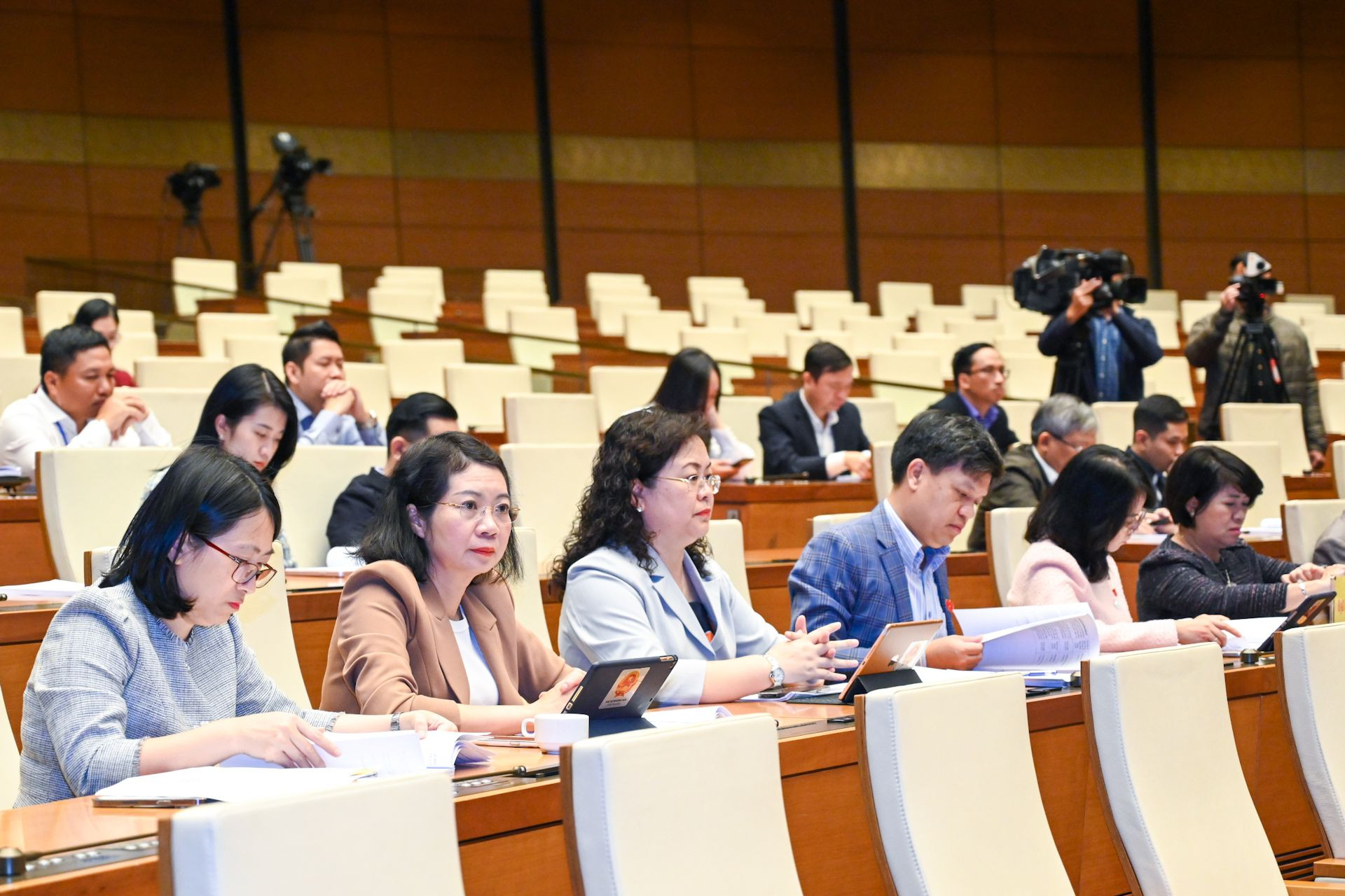 Các đại biểu tham dự hội nghị tại phòng họp Diên Hồng, Nhà Quốc hội. Các đại biểu tham dự hội nghị tại phòng họp Diên Hồng, Nhà Quốc hội.