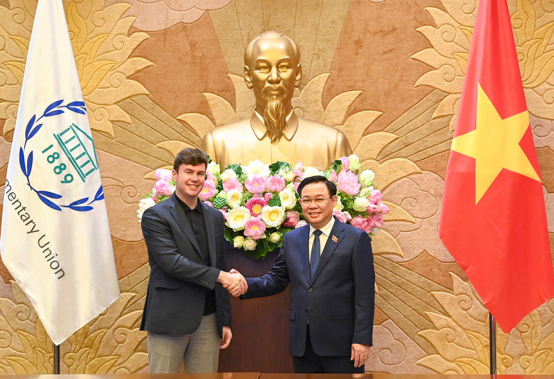 Chủ tịch Quốc hội Vương Đình Huệ và Chủ tịch IPU trẻ Dan Carden tại buổi tiếp.