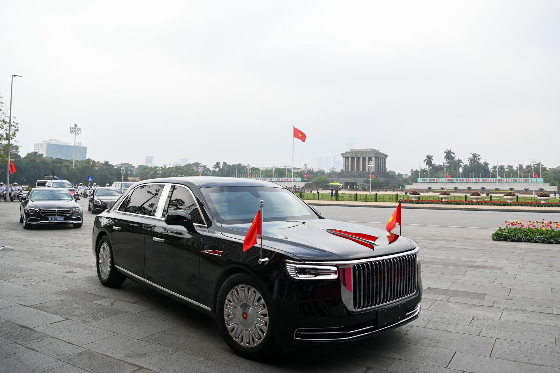 Đoàn xe của Đoàn đại biểu cấp cao Trung Quốc di chuyển trên đường Độc Lập đến Nhà Quốc hội.