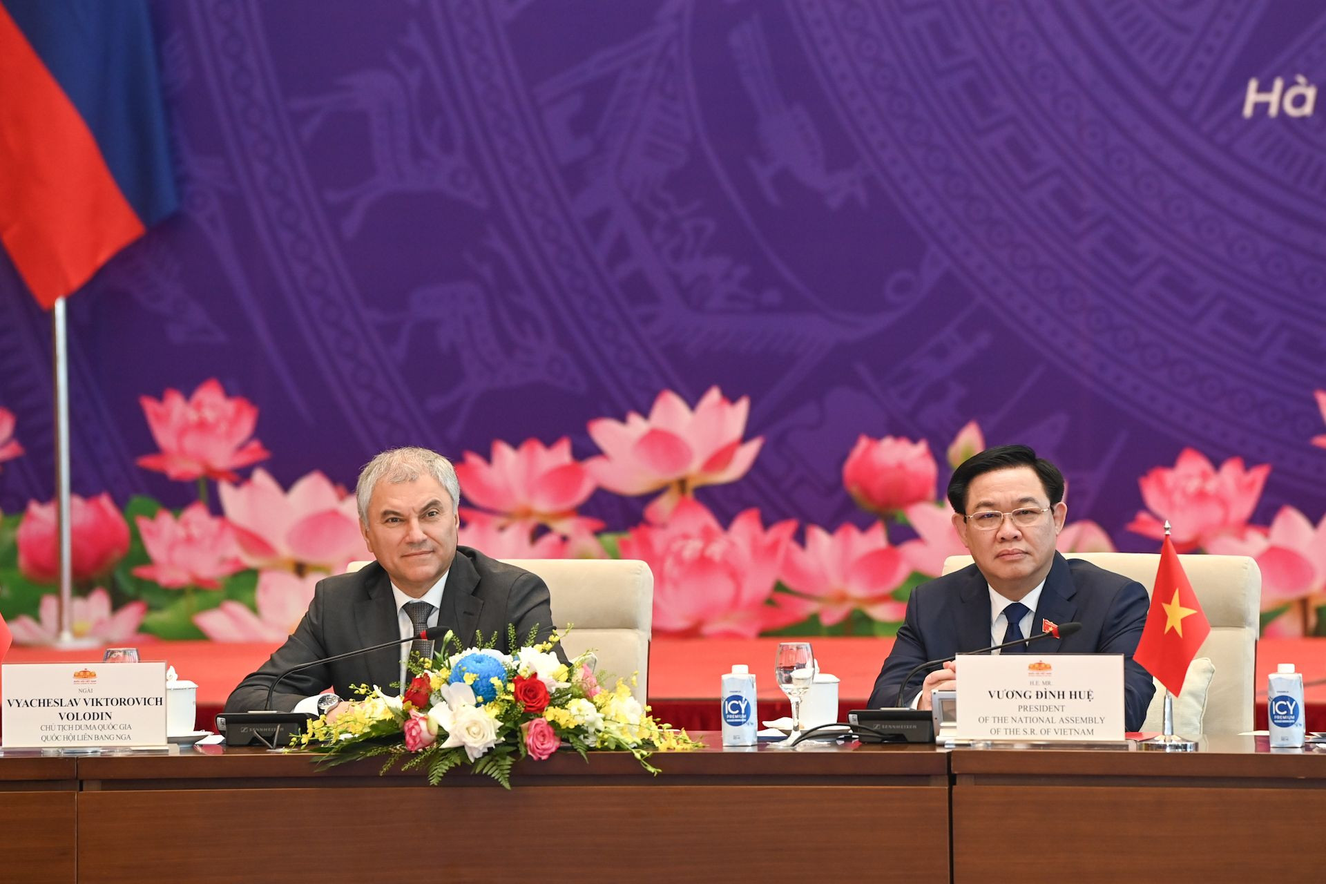 Chủ tịch Quốc hội Vương Đình Huệ và Chủ tịch Duma Quốc gia Quốc hội Liên bang Nga Vyacheslav Viktorovich Volodin chủ trì phiên họp.