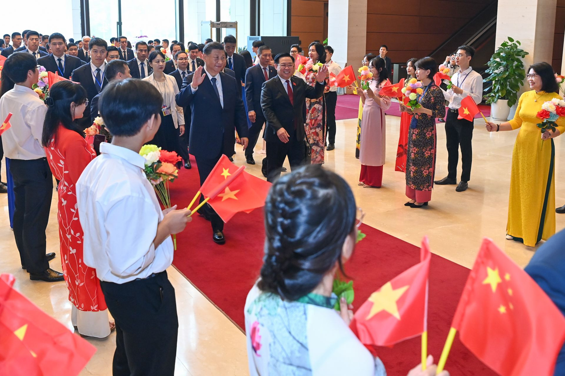 Đoàn viên, thanh niên Văn phòng Quốc hội chào mừng Tổng Bí thư, Chủ tịch Trung Quốc Tập Cận Bình.