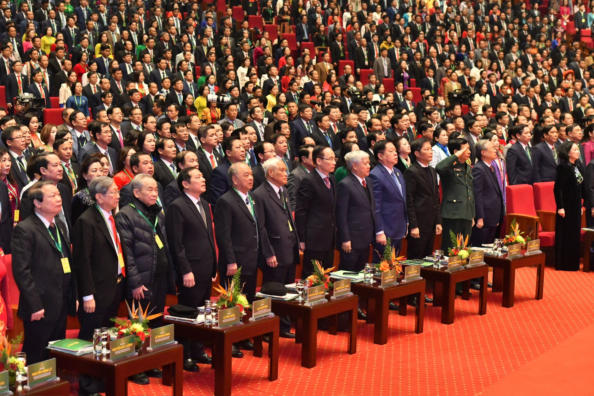 Các đại biểu thực hiện nghi thức chào cờ.